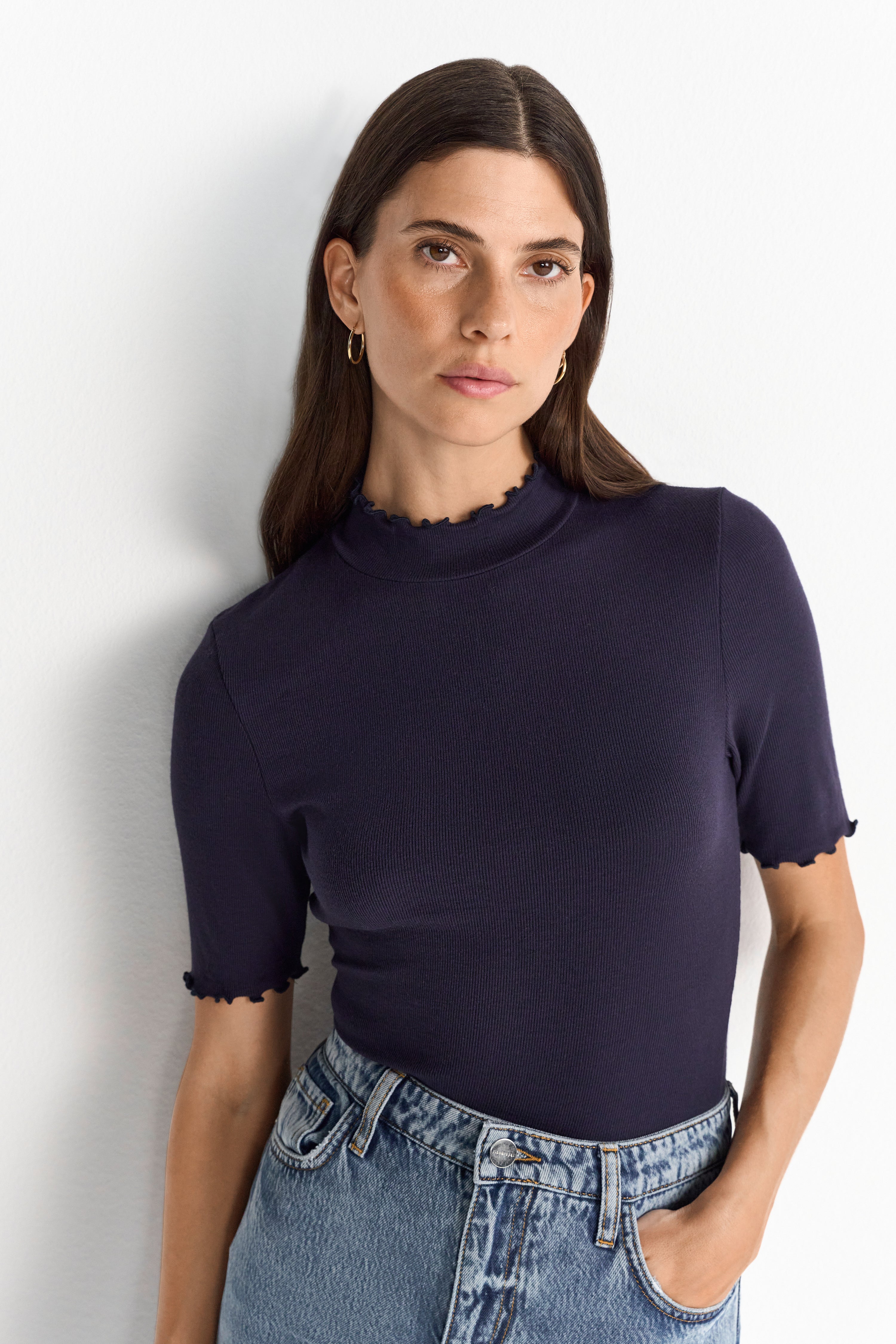 Feminines Ripp-Shirt mit Volant-Details