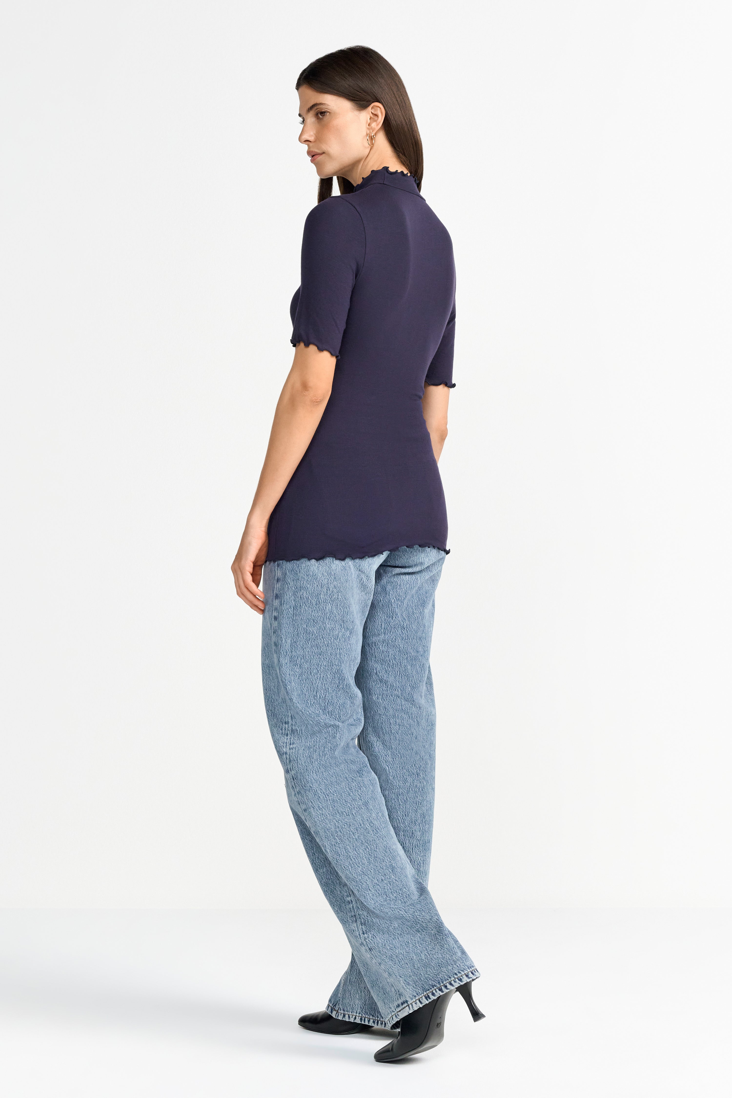 Feminines Ripp-Shirt mit Volant-Details