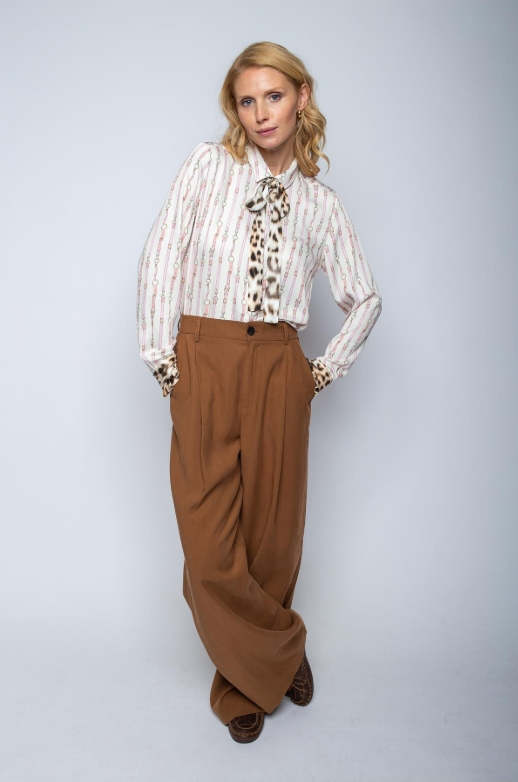 Hemdbluse mit Kontrastschluppe & modischem Patch-Print