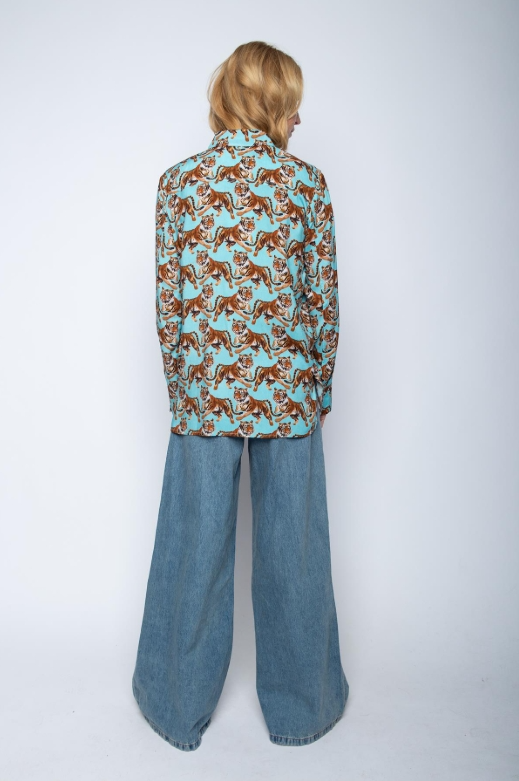 Hemdbluse mit Tiger-Print aus fließender Viskose