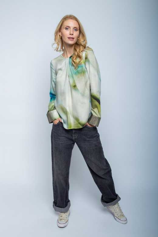 Shirtbluse aus Viskose-Satin im Aqua Batik Print