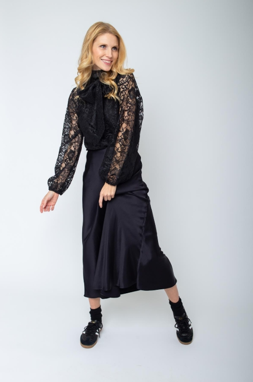 Leicht ausgestellter Rock aus fließendem Viskose-Satin