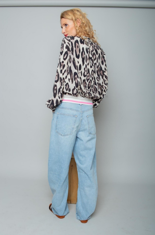 Lockere Shirtbluse mit Leo-Print und Neonstripe