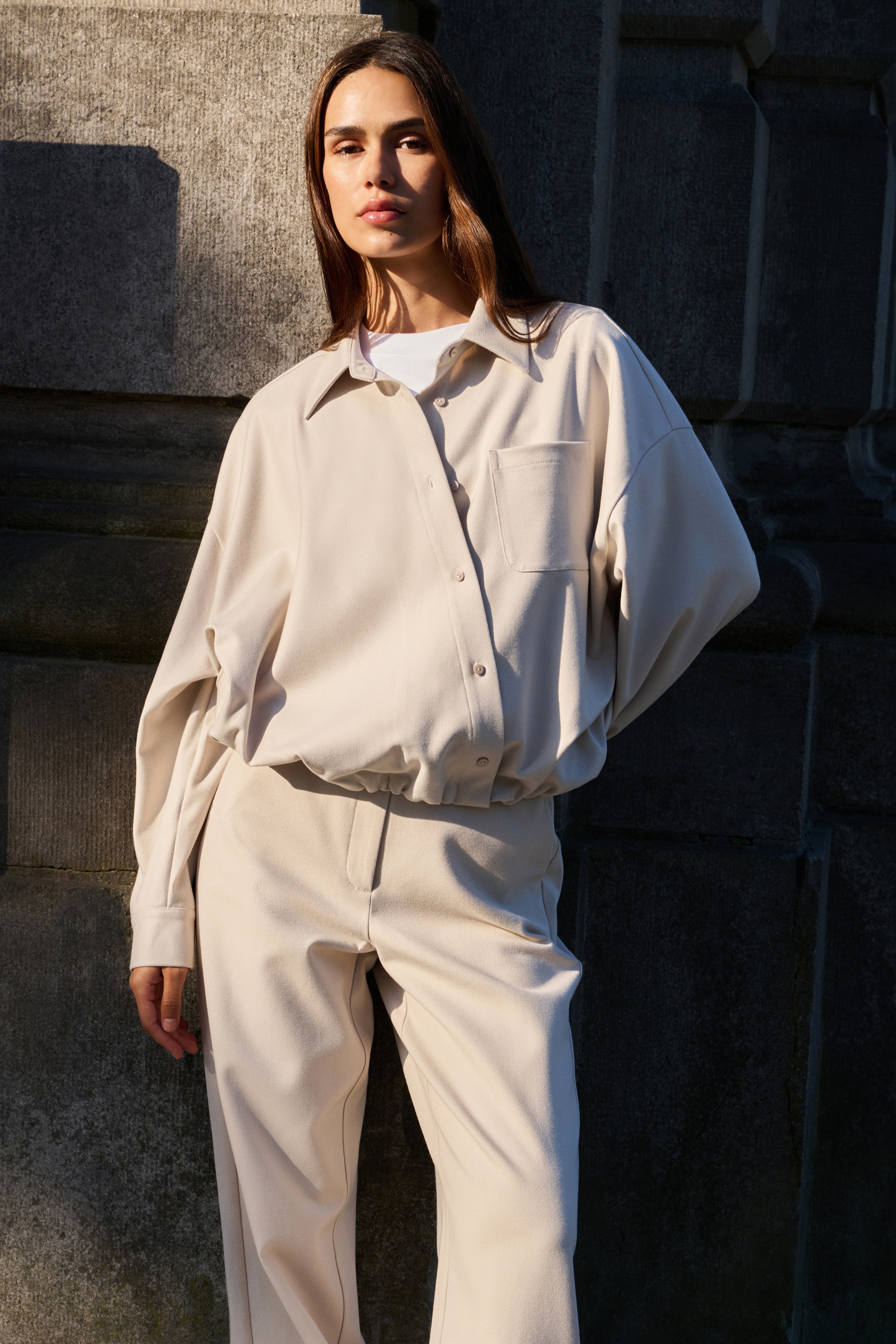 Lässig-schick in Oversize Bluse mit asymmetrischer Leist