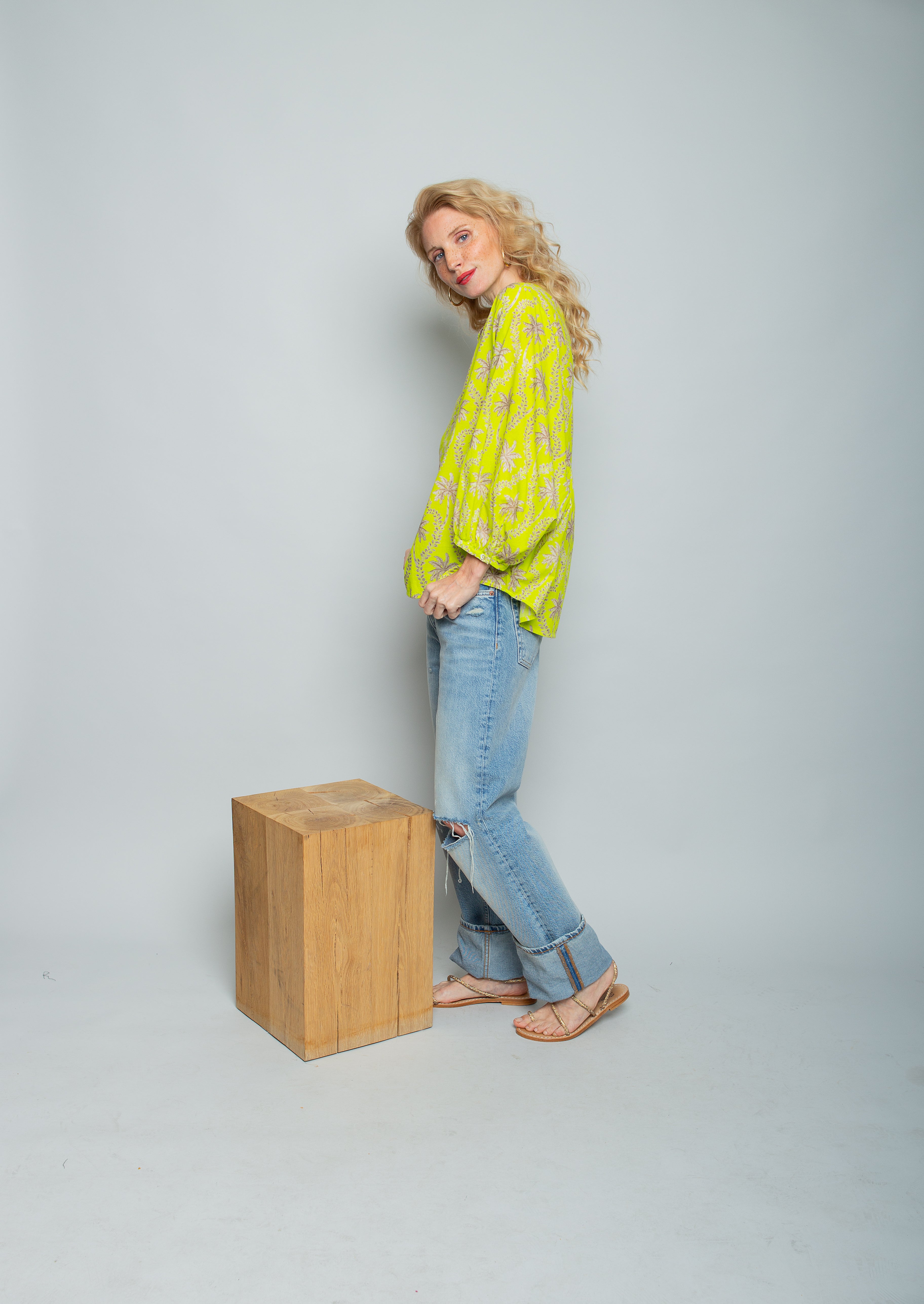 Leuchtenden Shirtbluse mit exotischen Palmen-Print