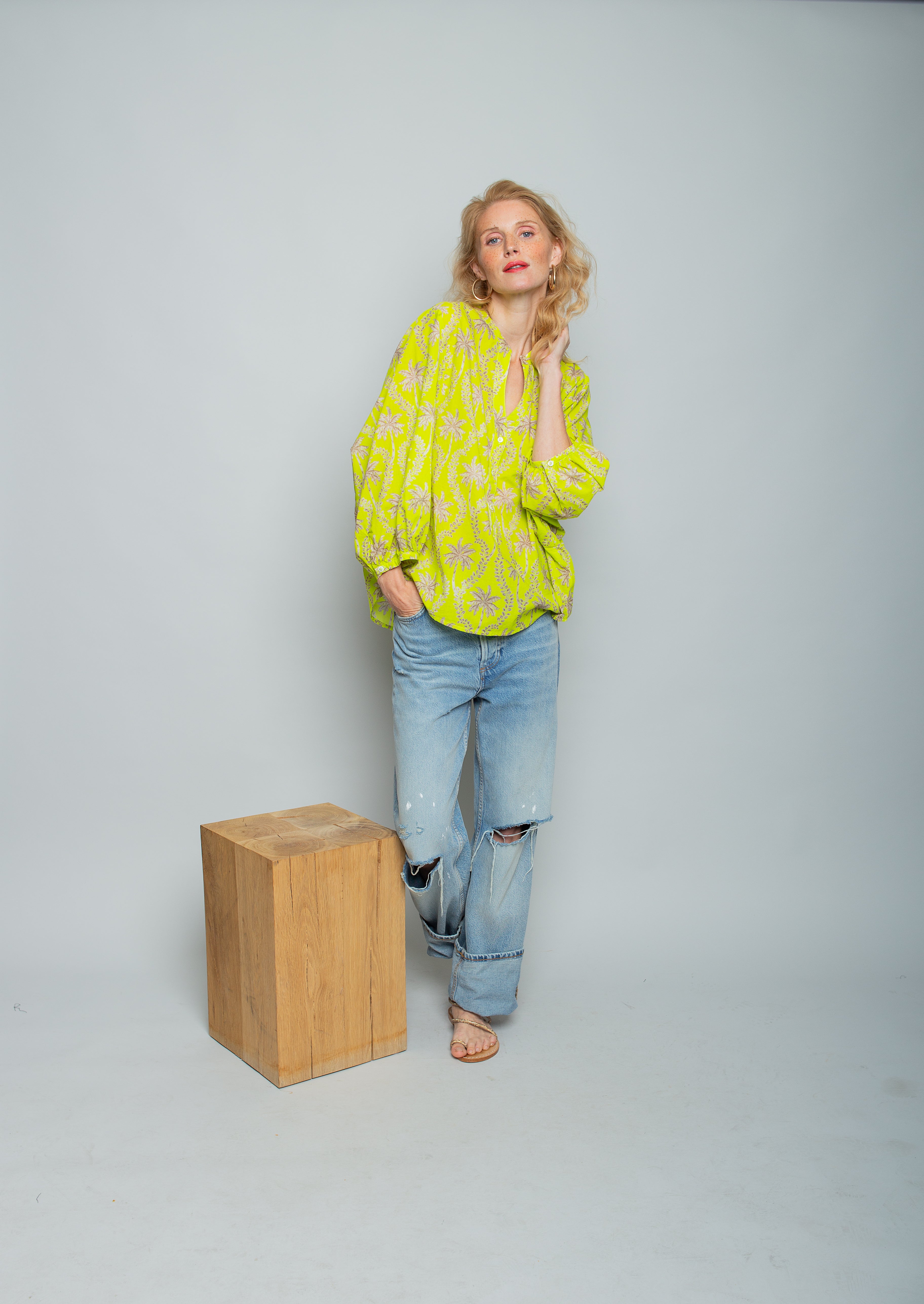 Leuchtenden Shirtbluse mit exotischen Palmen-Print