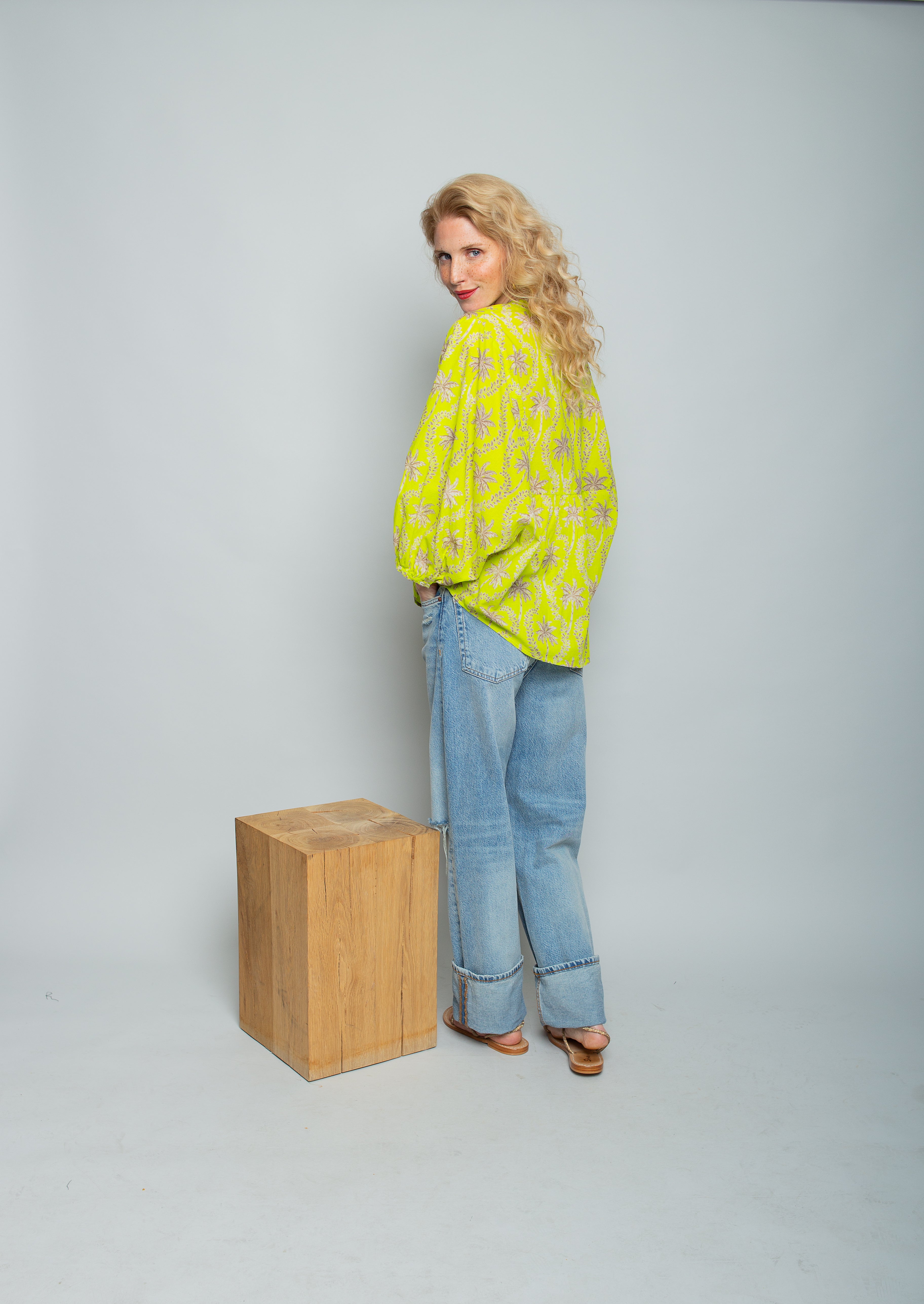 Leuchtenden Shirtbluse mit exotischen Palmen-Print