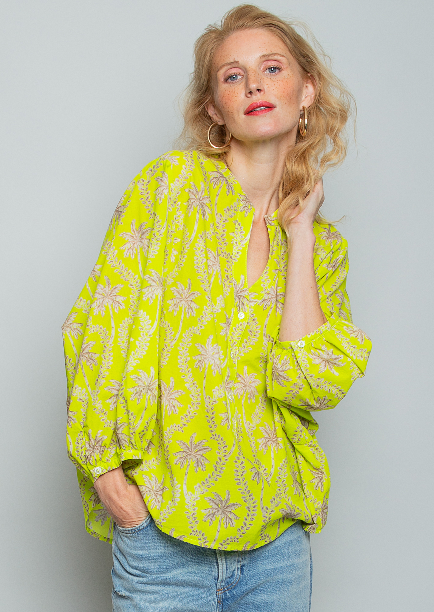 Leuchtenden Shirtbluse mit exotischen Palmen-Print