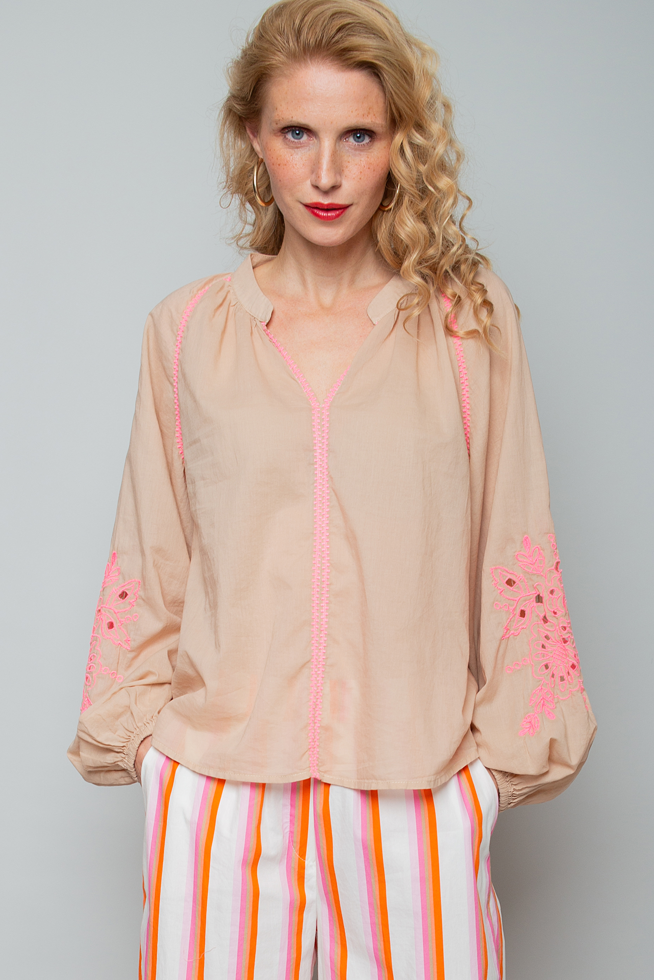 Wunderschöne Baumwollbluse mit Neon-Akzenten