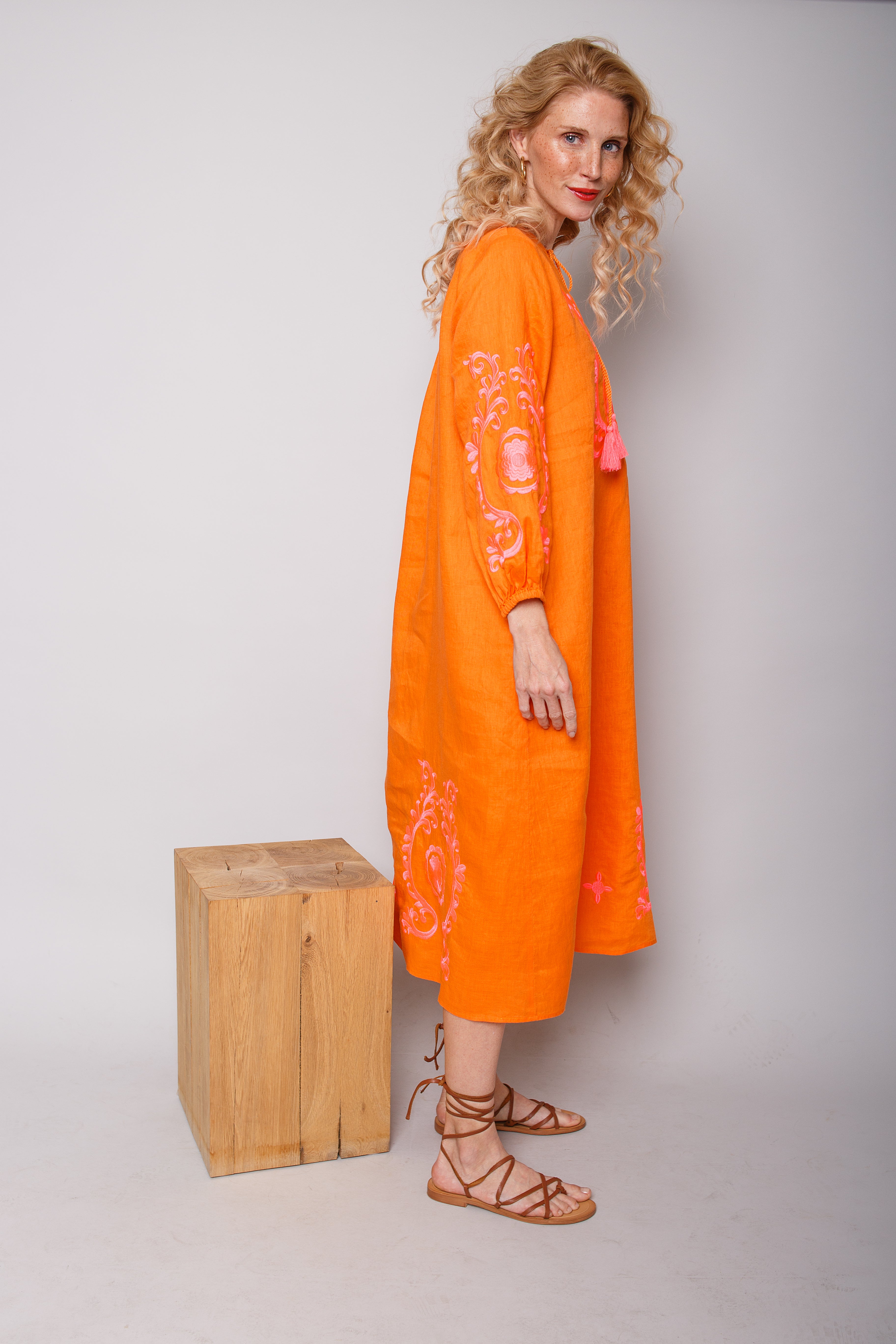 Spektakuläres Maxikleid mit neonpinken Boho-Stickereien