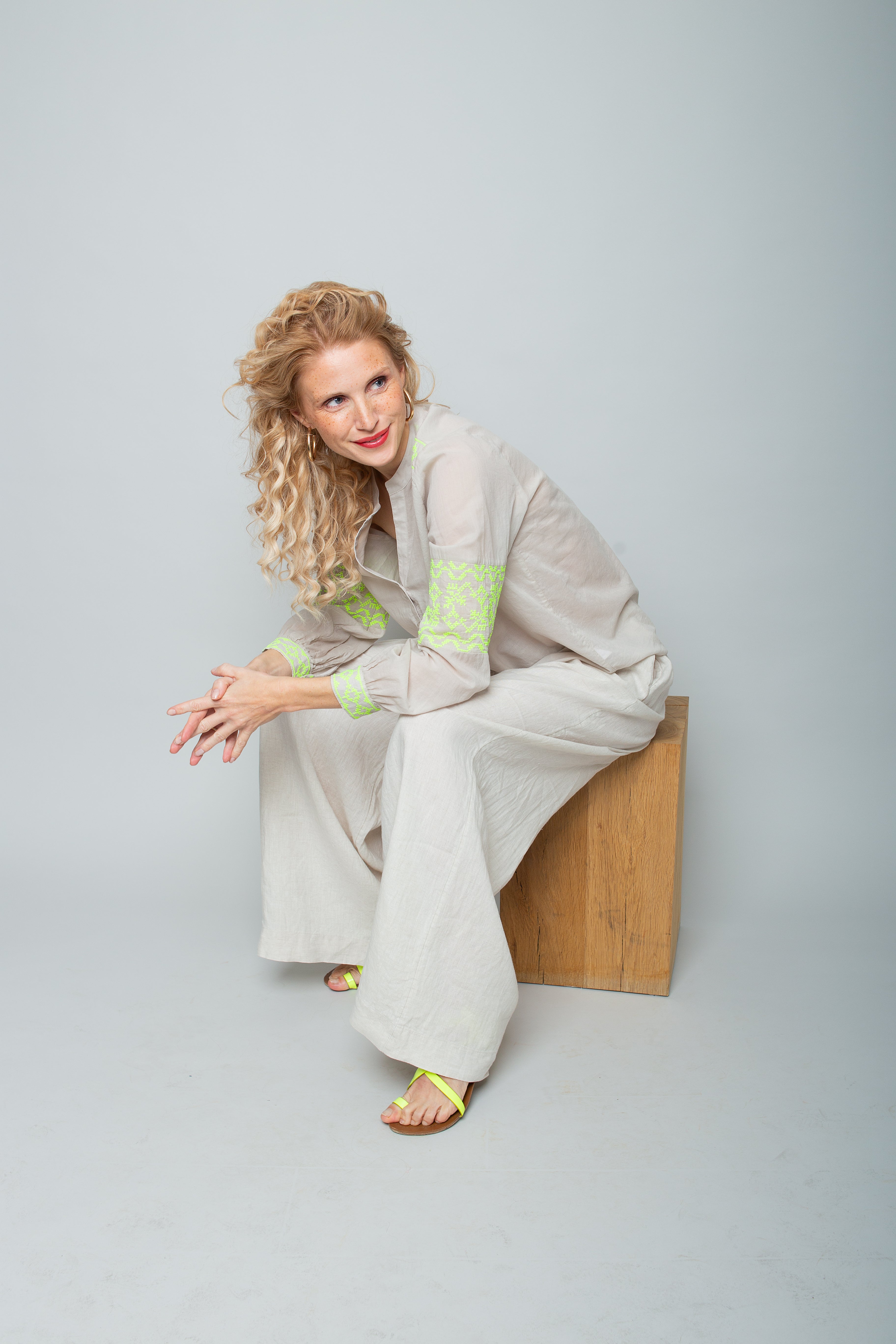 Außergewöhnlichen Bluse in sanften Beige-Ton