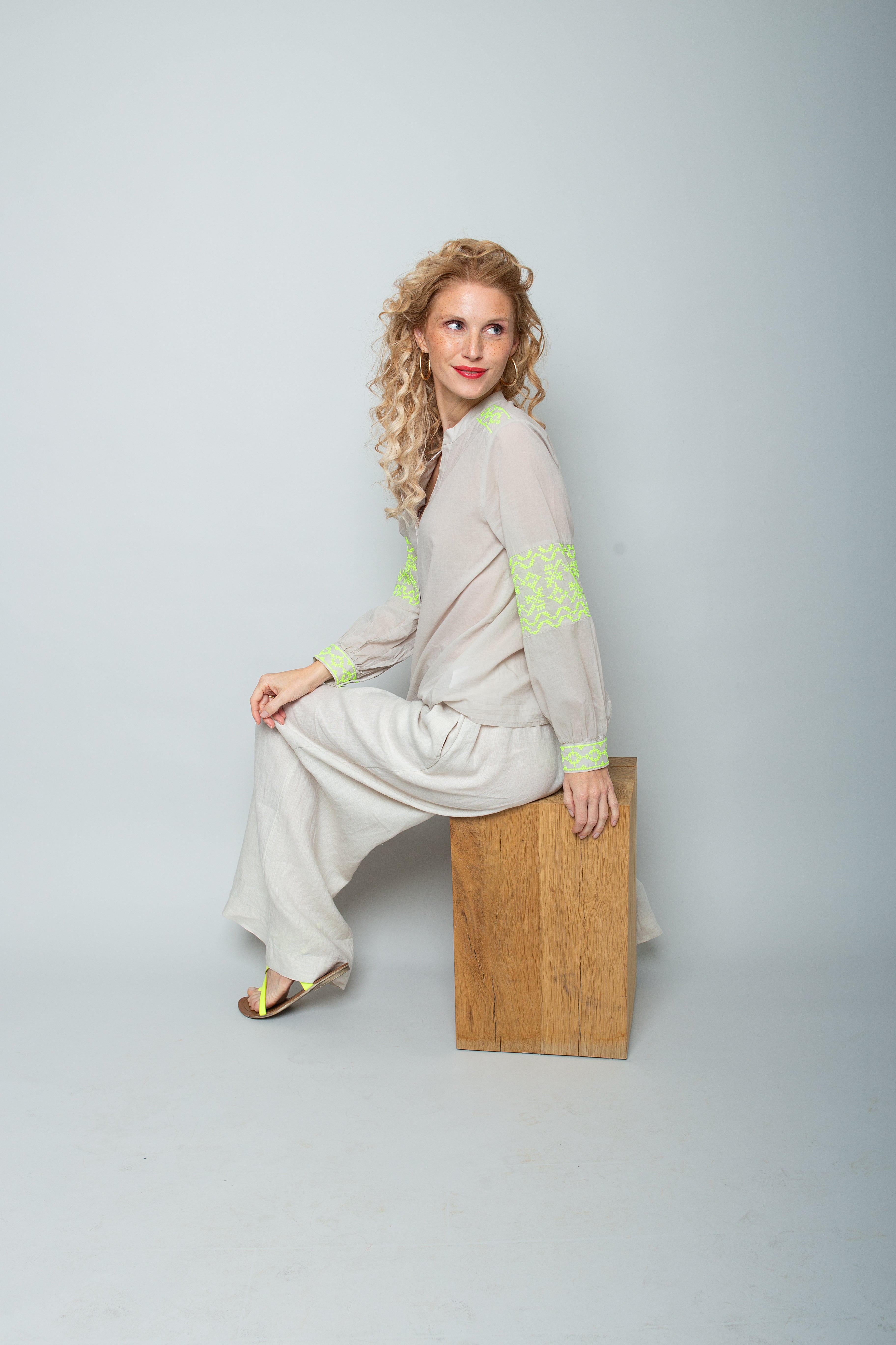 Außergewöhnlichen Bluse in sanften Beige-Ton