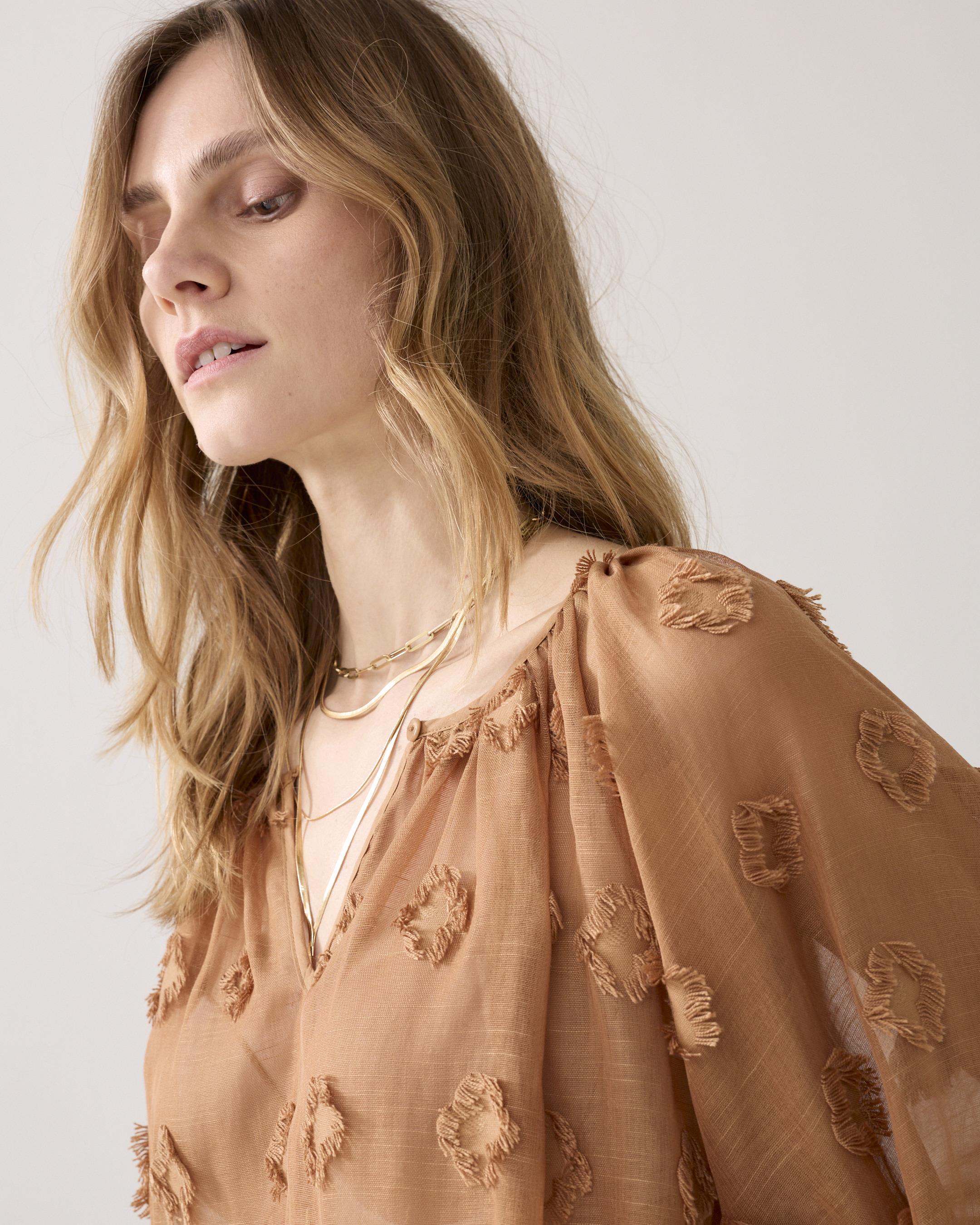 Strukturierte Bluse mit floralen Akzenten in zwei Farben