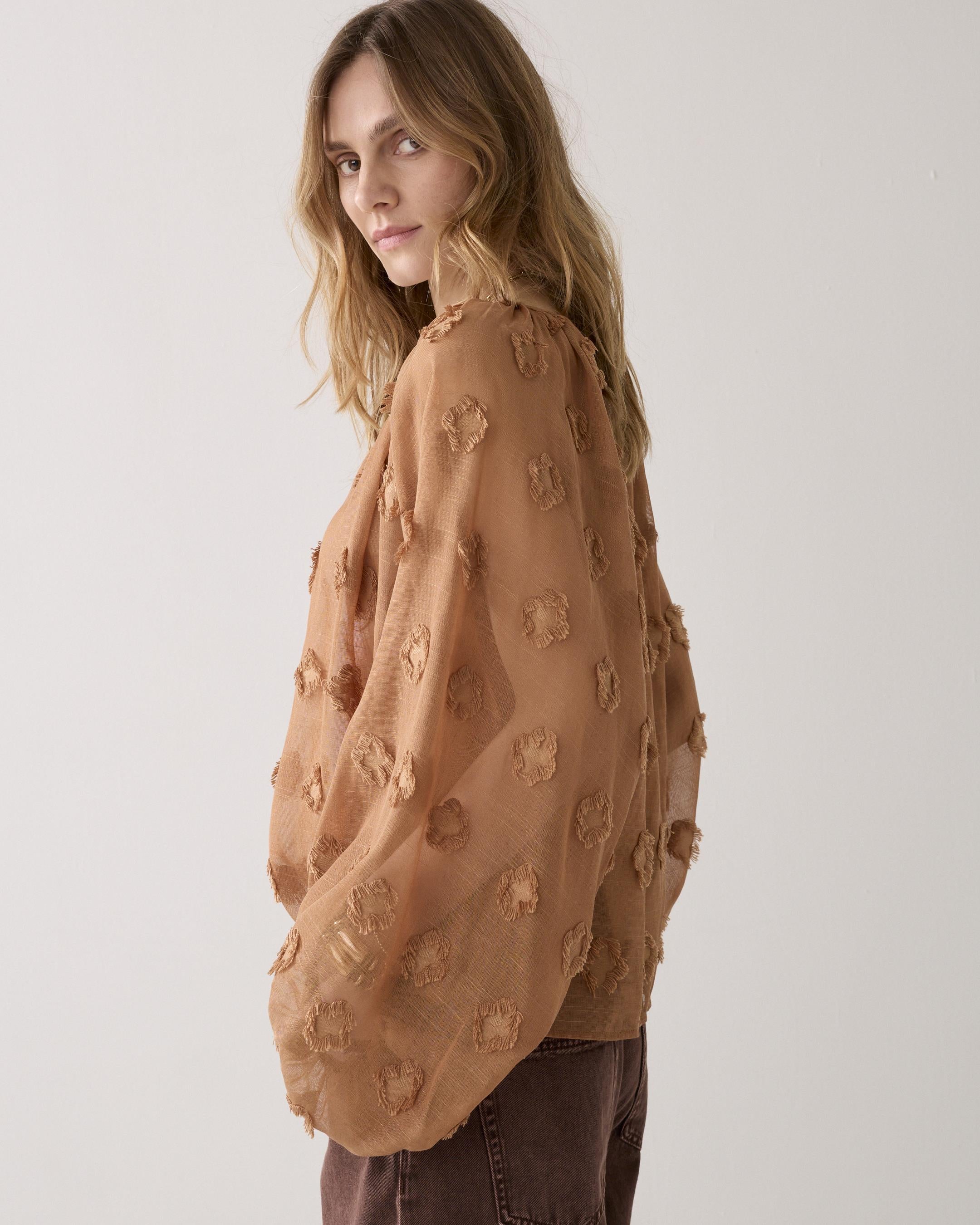 Strukturierte Bluse mit floralen Akzenten in zwei Farben