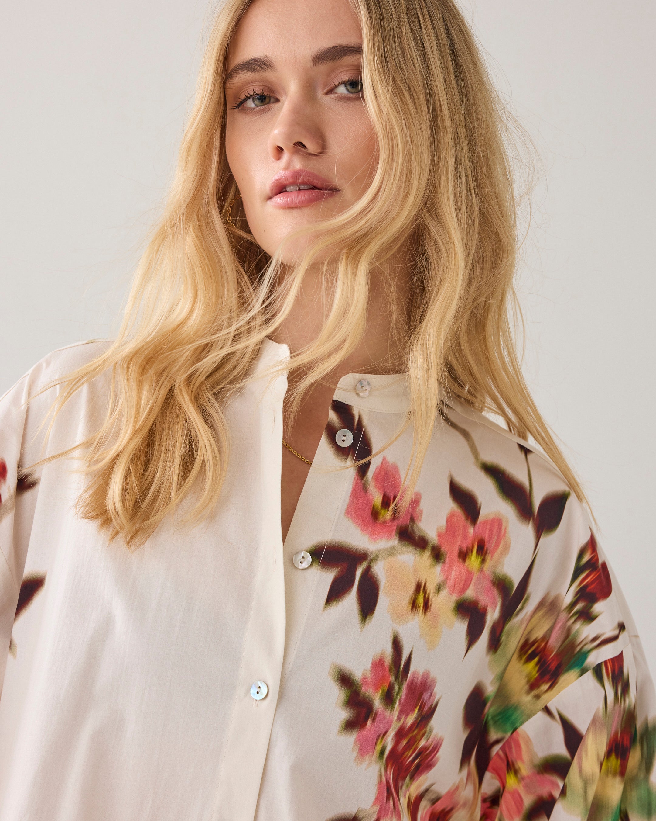 Print-Bluse mit floraler Eleganz und modernem Volumen
