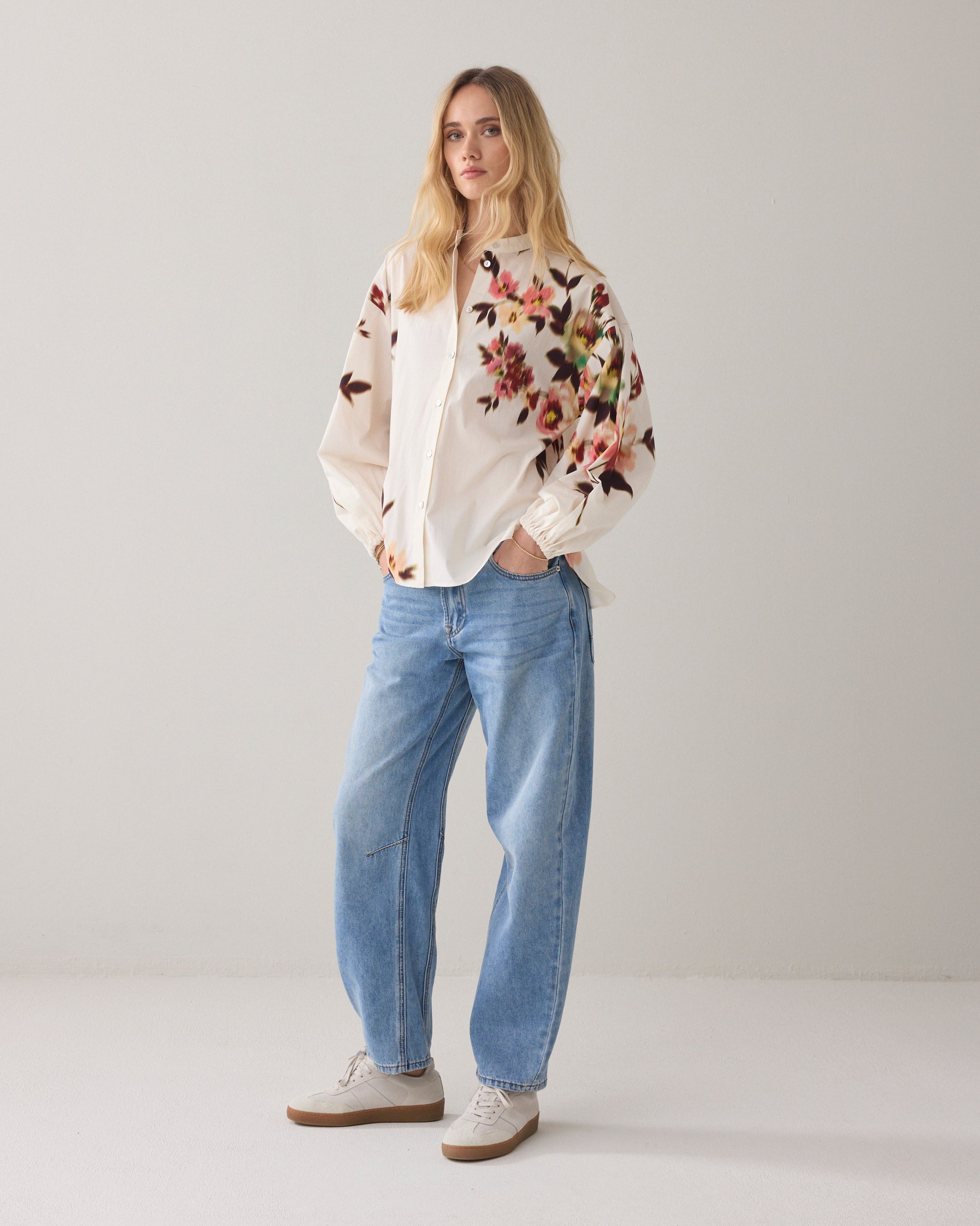 Print-Bluse mit floraler Eleganz und modernem Volumen