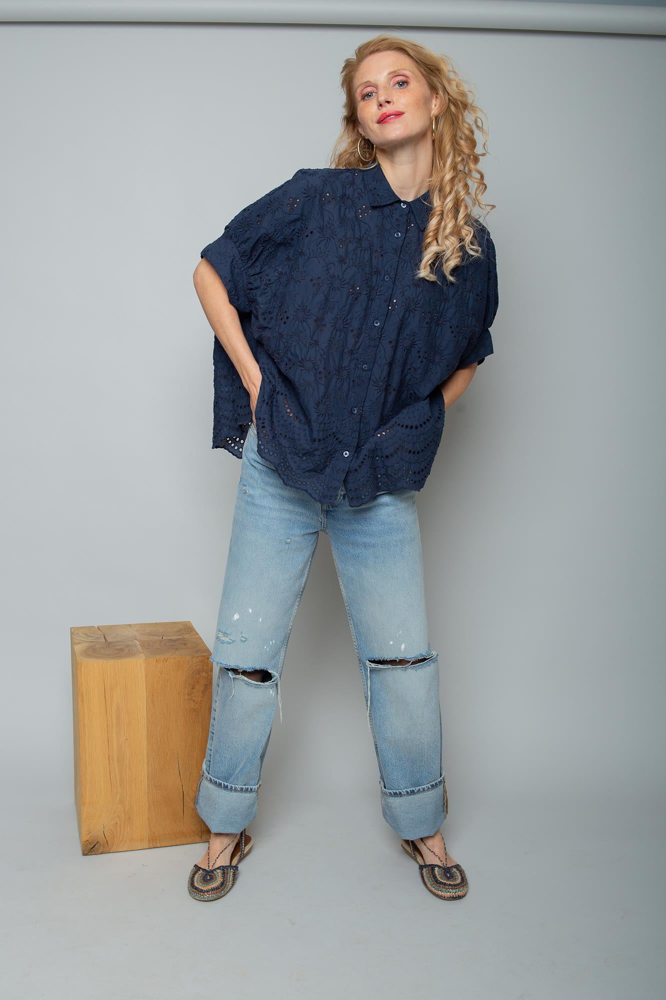 Sommerlicher Lochstickerei-Traum in Marineblau