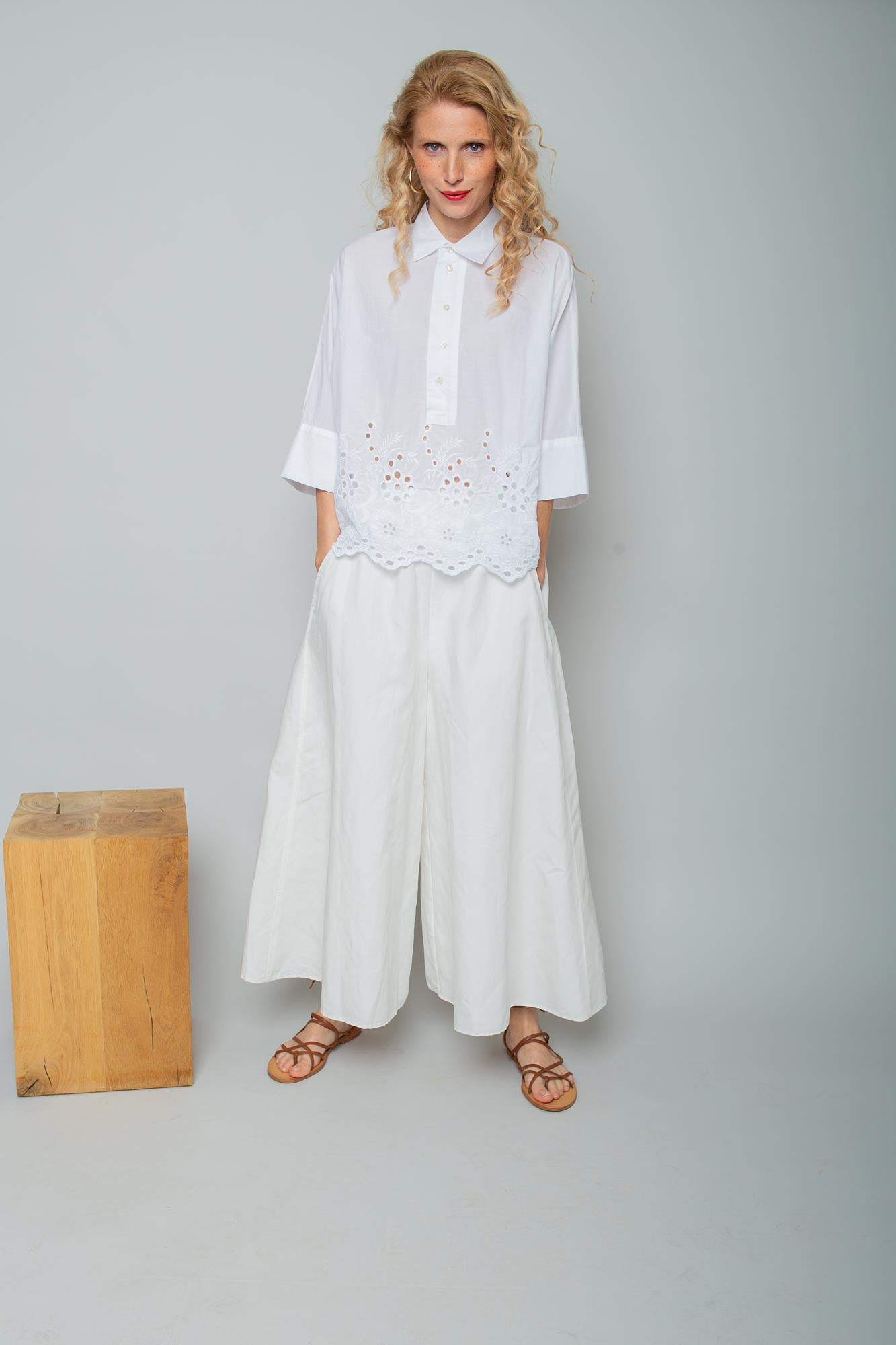 Puristische Eleganz: Deine neue Lieblingsbluse mit Lochstickerei