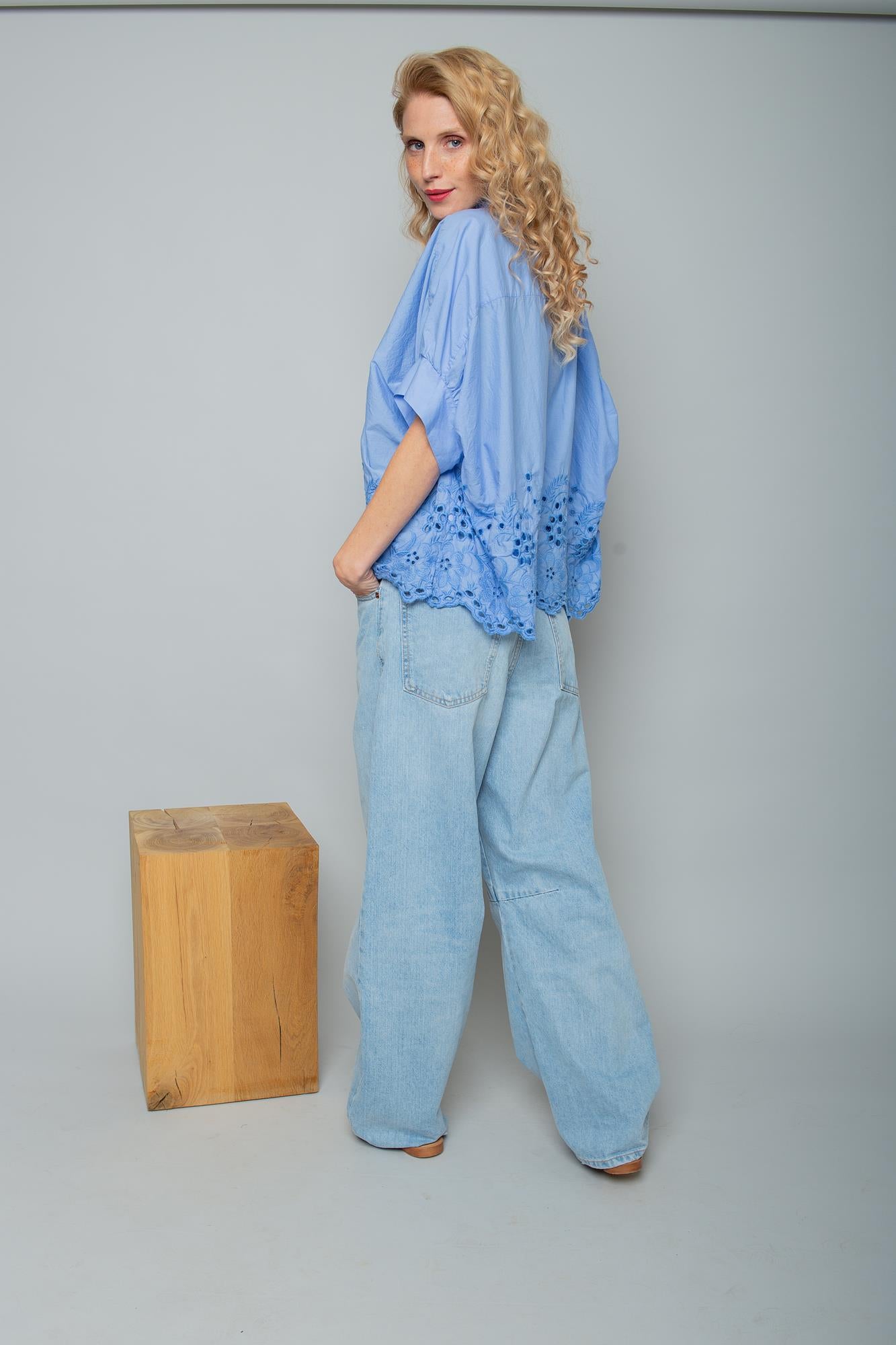 Sommerbrise in Hellblau: Deine neue Bluse mit floraler Lochstickerei