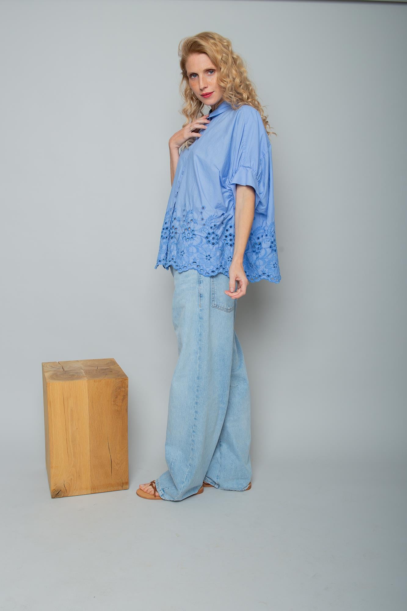 Sommerbrise in Hellblau: Deine neue Bluse mit floraler Lochstickerei