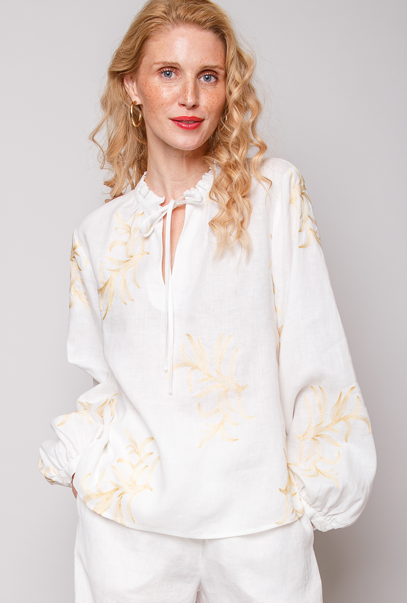 Leinenbluse mit Beigen Floral-Stickerei