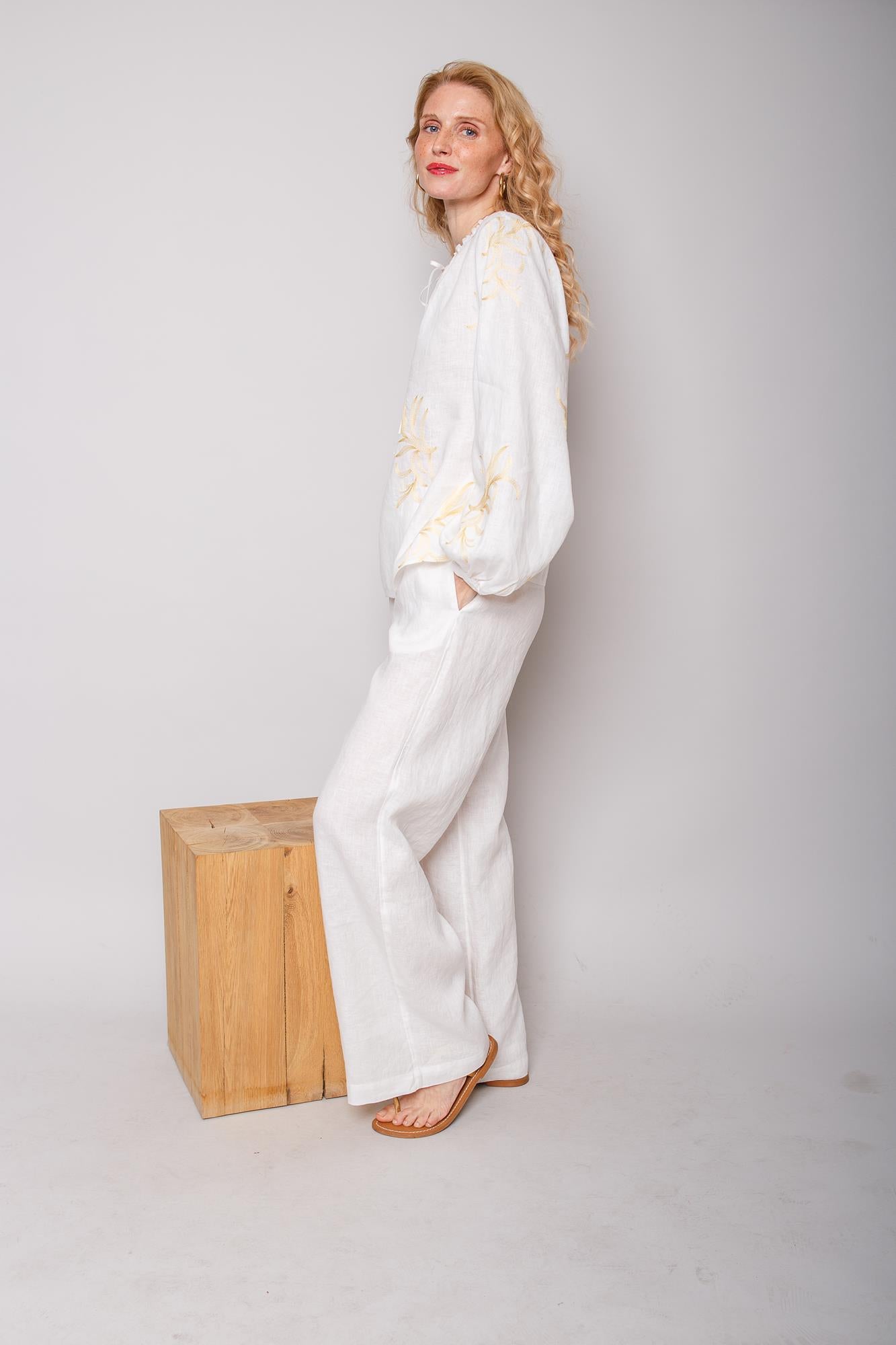 Leinenbluse mit Beigen Floral-Stickerei