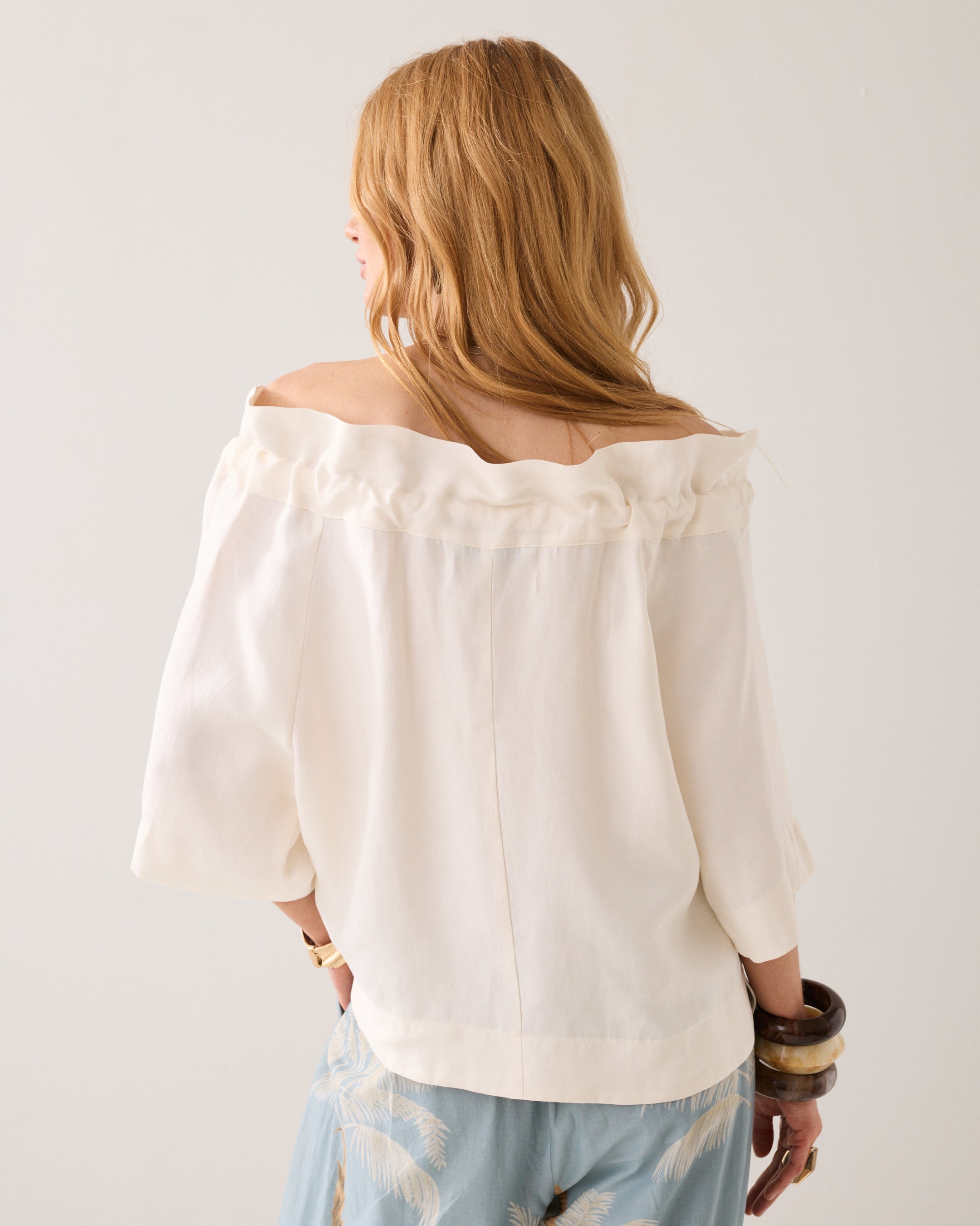 Femininer Charme mit verspielter Volant-Note