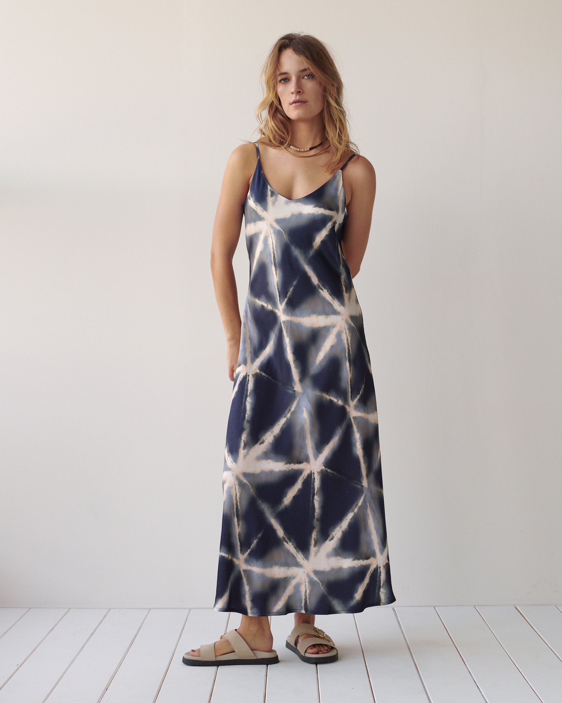 Dein glänzendes Maxi-Slipdress in Batik-Optik