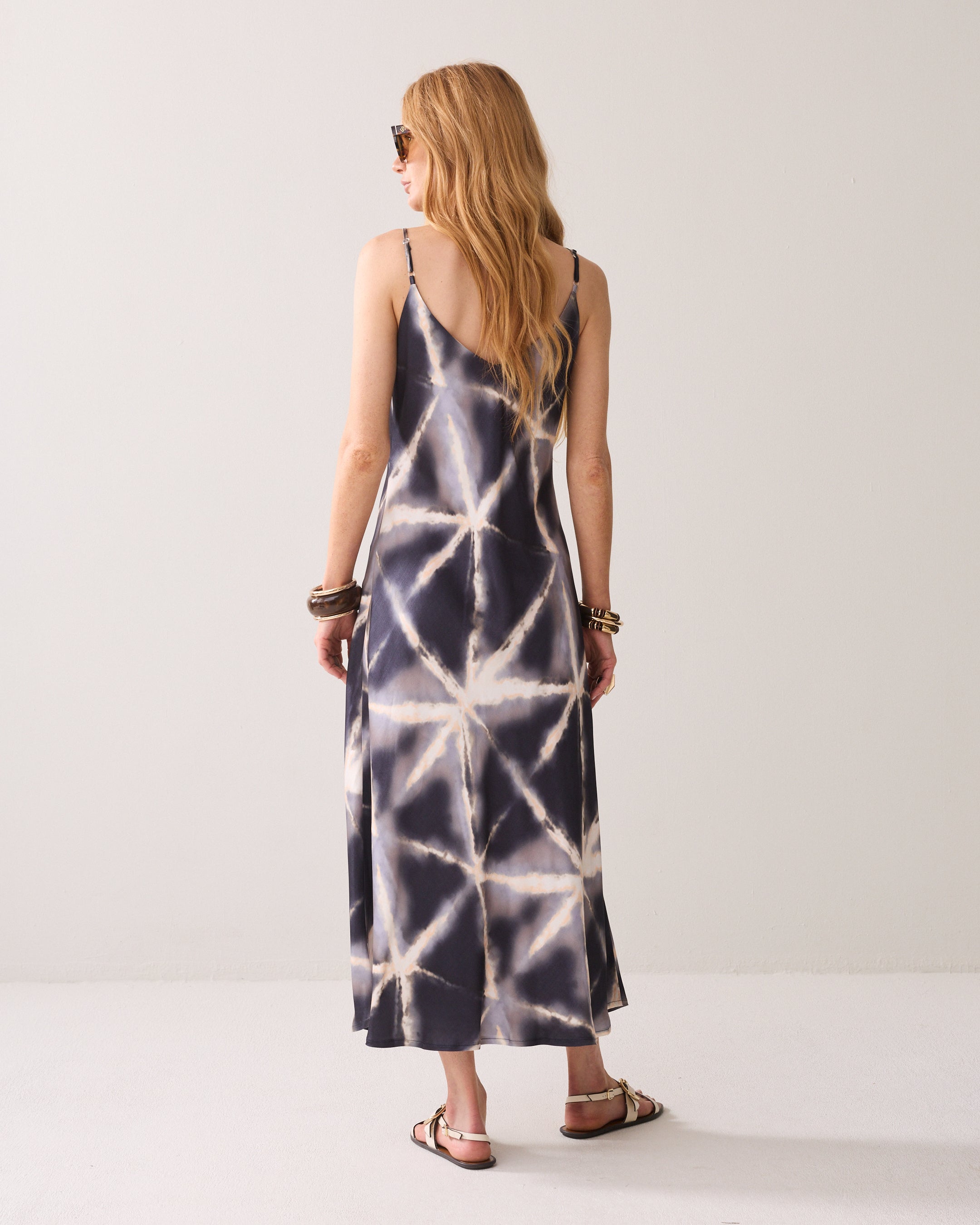 Dein glänzendes Maxi-Slipdress in Batik-Optik