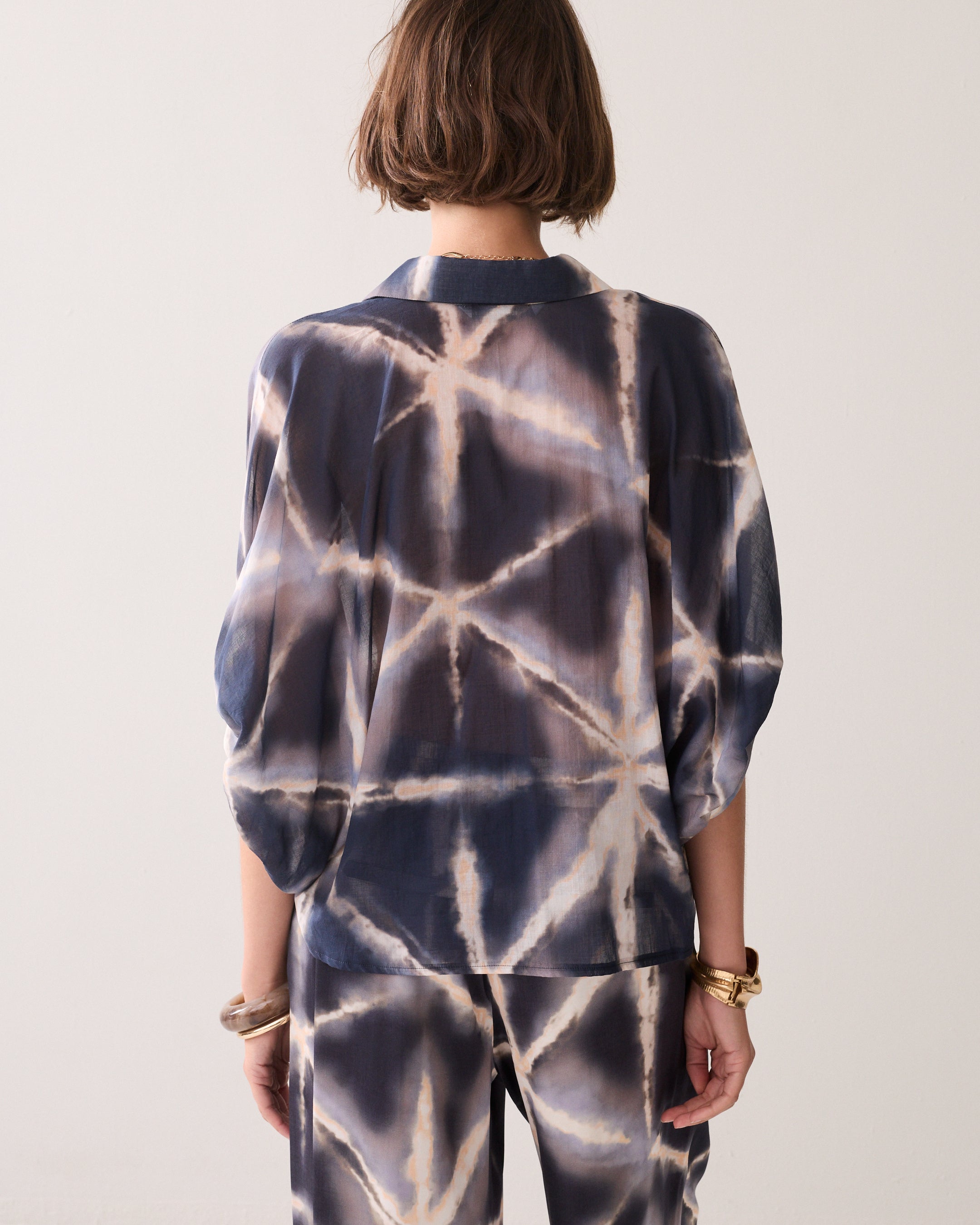 Deine transparente Oversized-Bluse mit Knoten-Detail