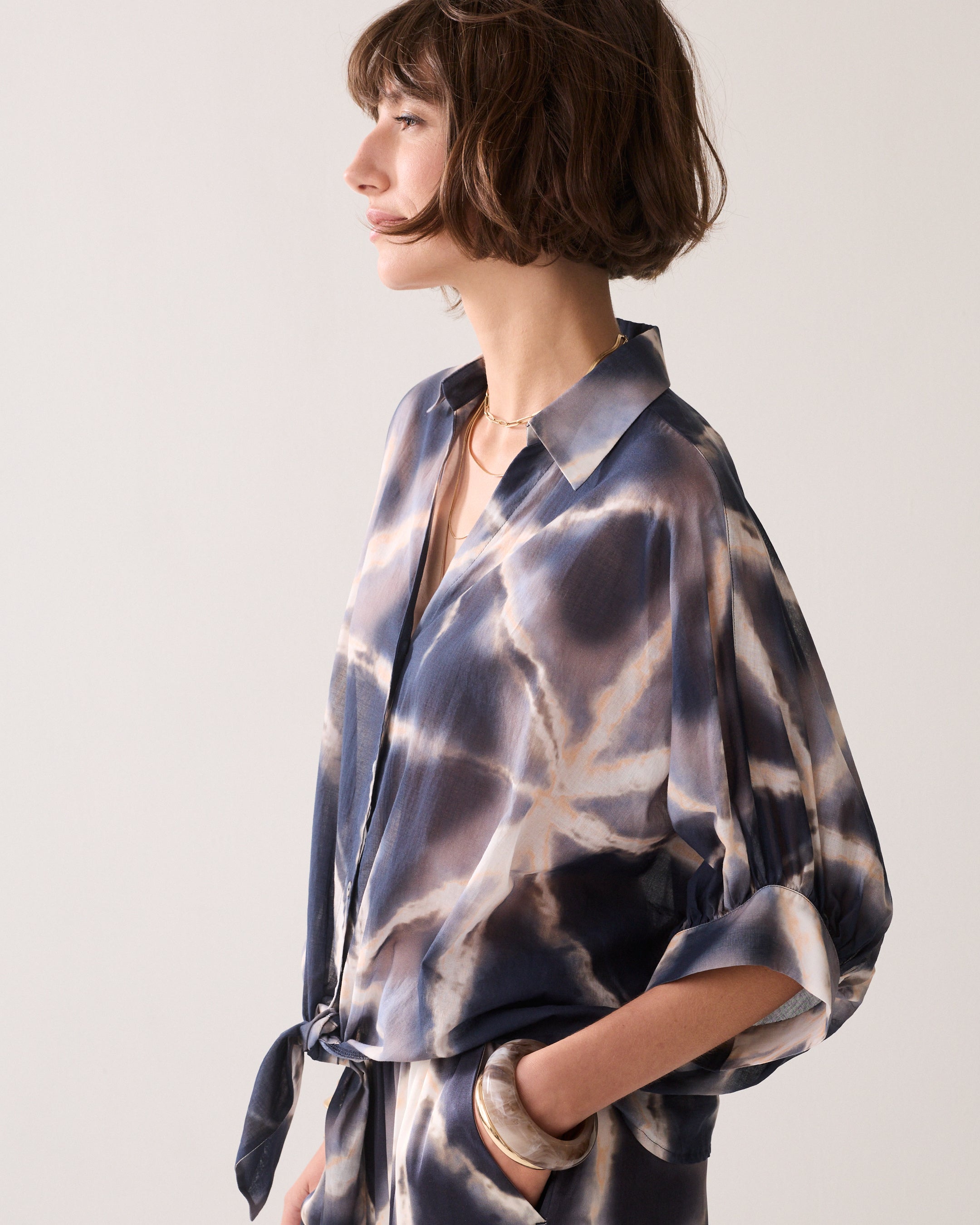 Deine transparente Oversized-Bluse mit Knoten-Detail