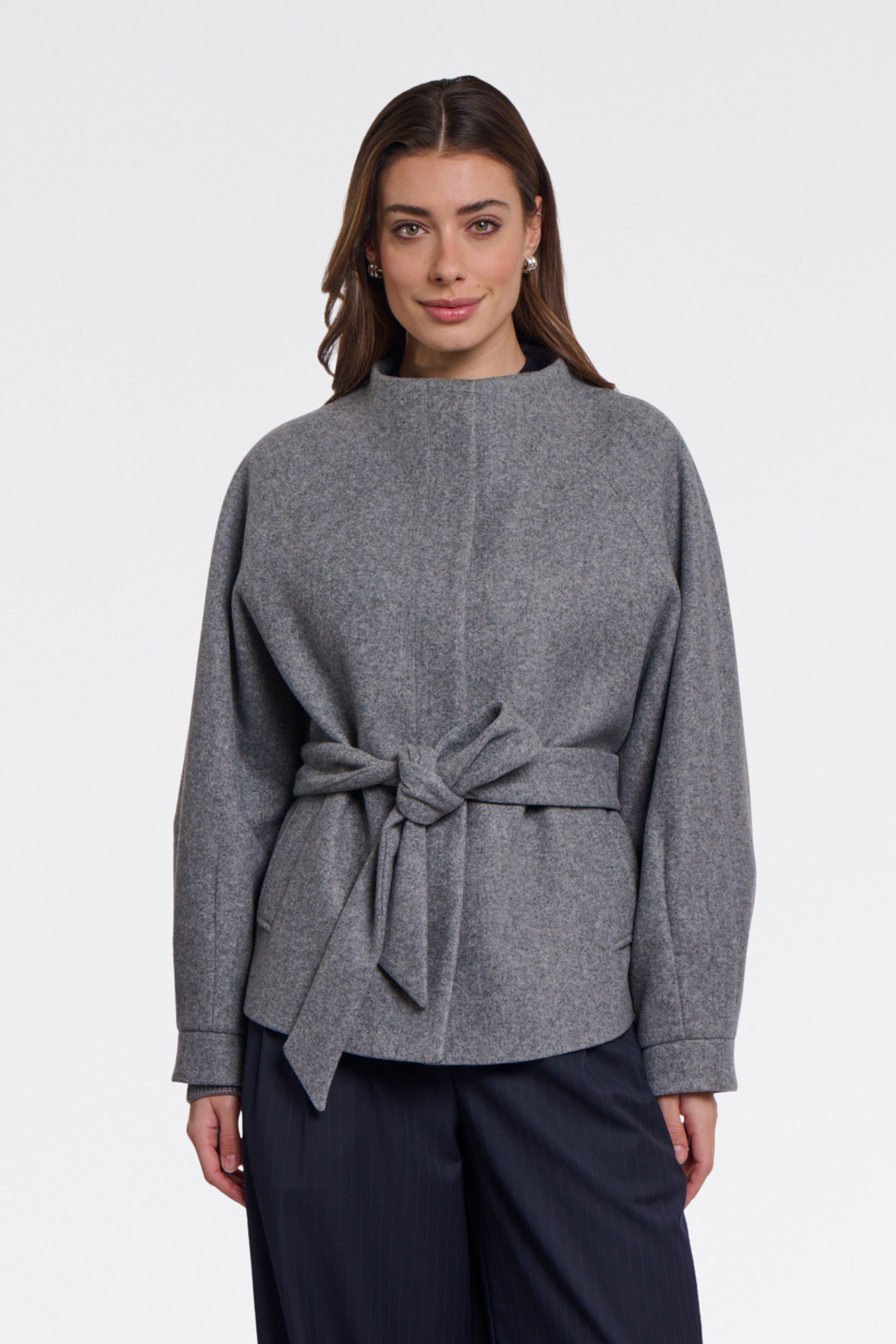 Minimalistische Eleganz: Deine neue Kurzjacke mit Bindegürtel