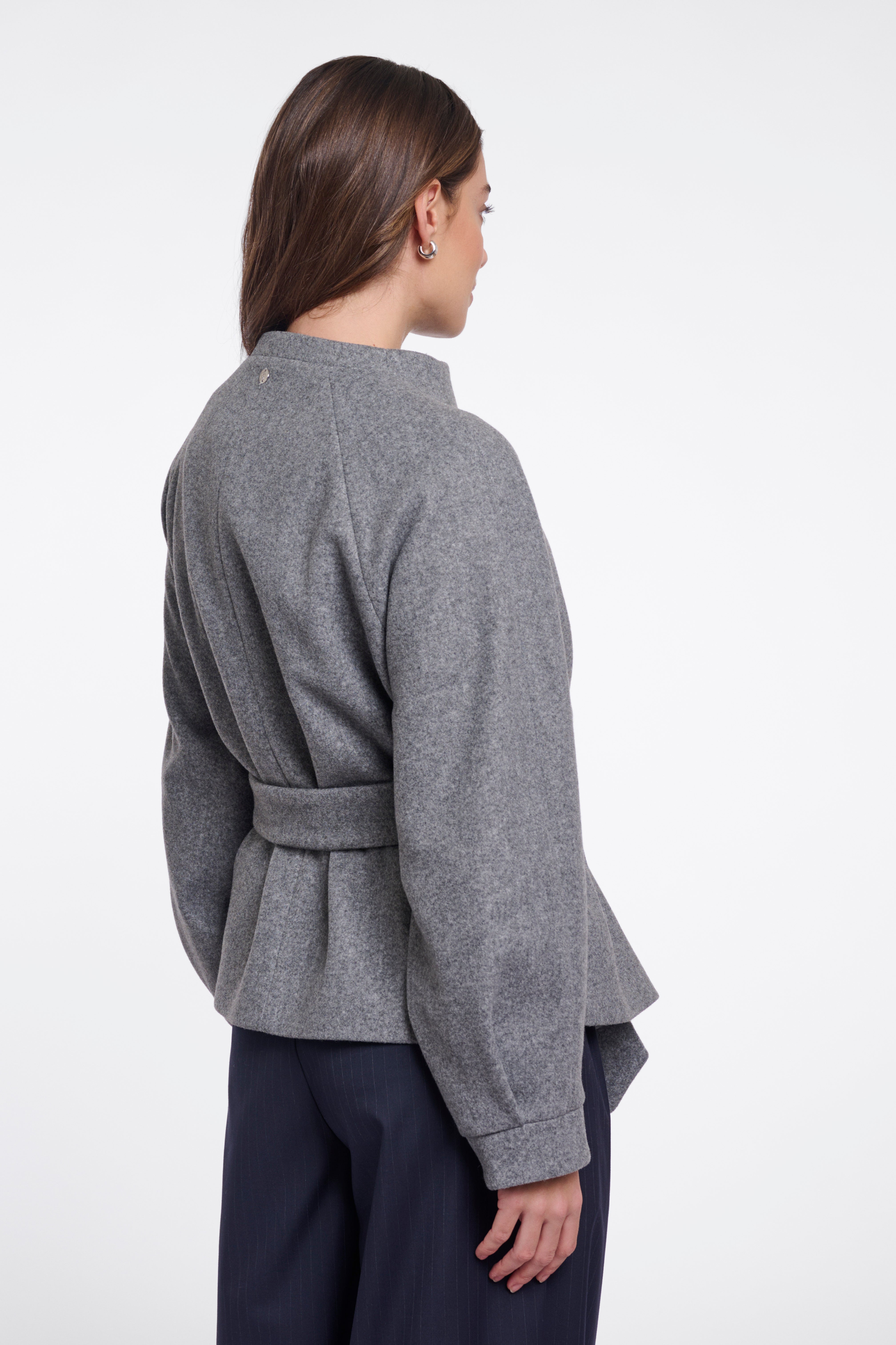 Minimalistische Eleganz: Deine neue Kurzjacke mit Bindegürtel