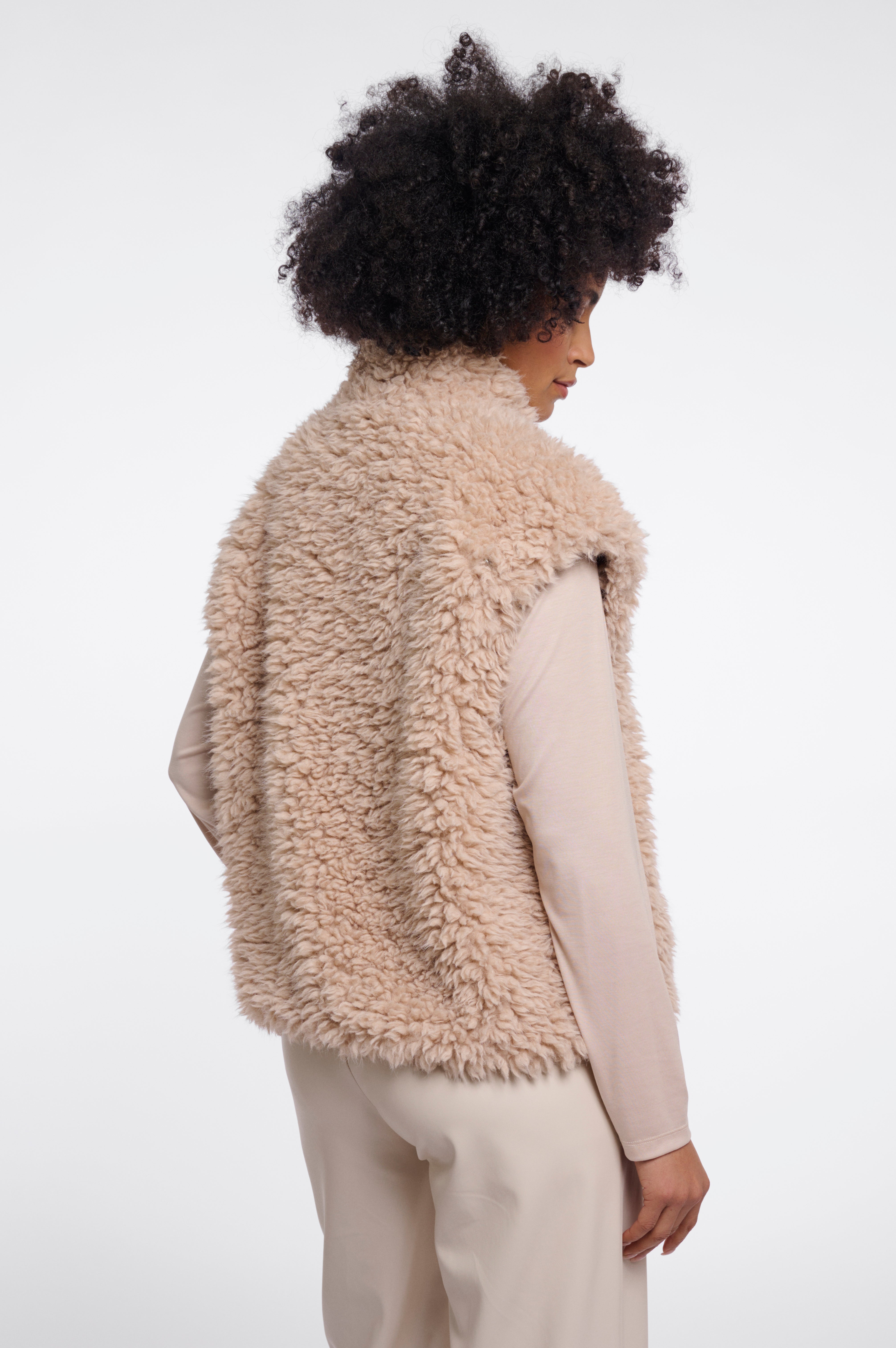 Kuscheliger Layering-Traum: Deine neue Weste in Teddy-Optik