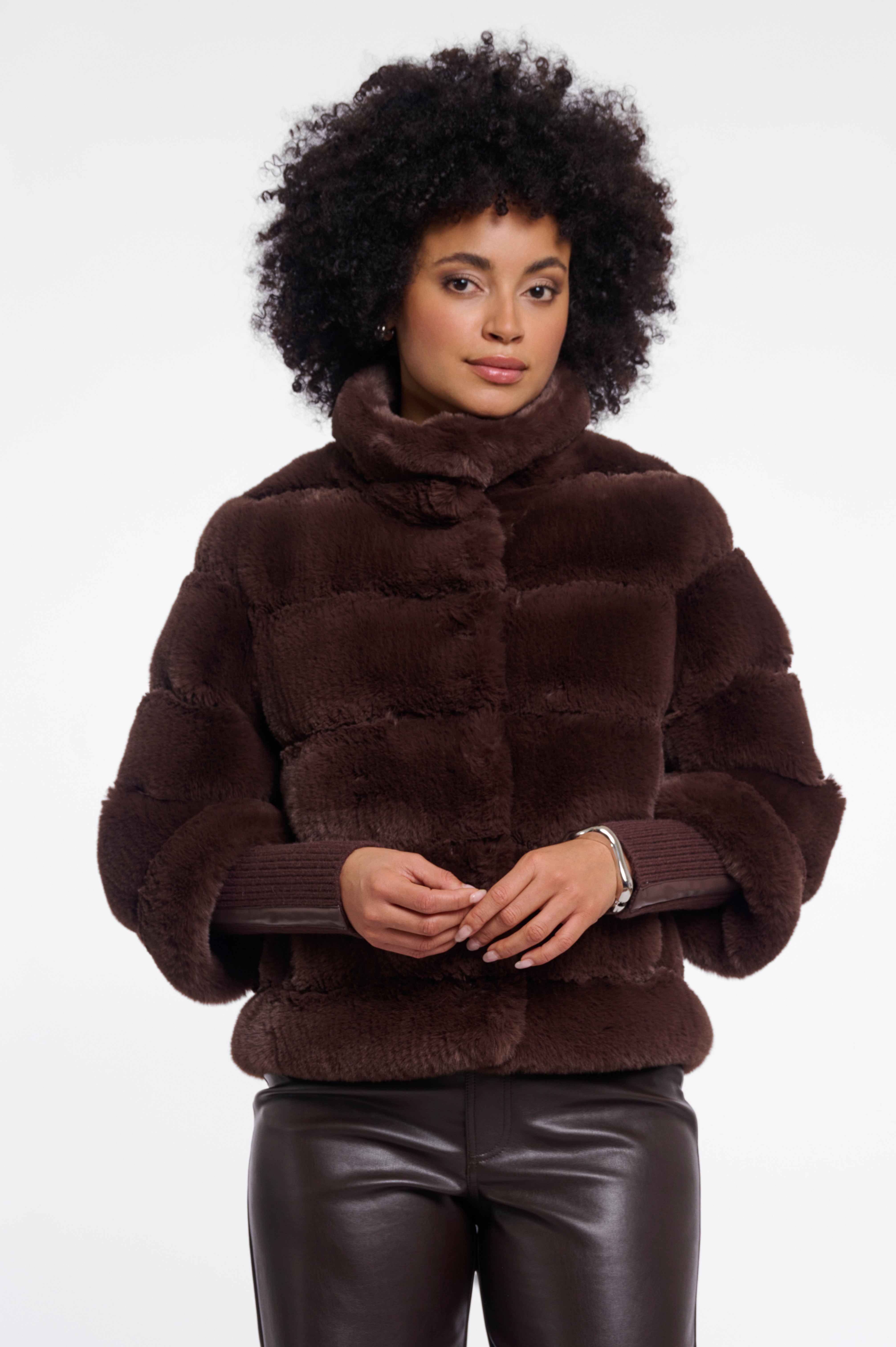 Luxuriöser Blickfang: Deine neue Jacke in gestreifter Faux-Fur-Optik