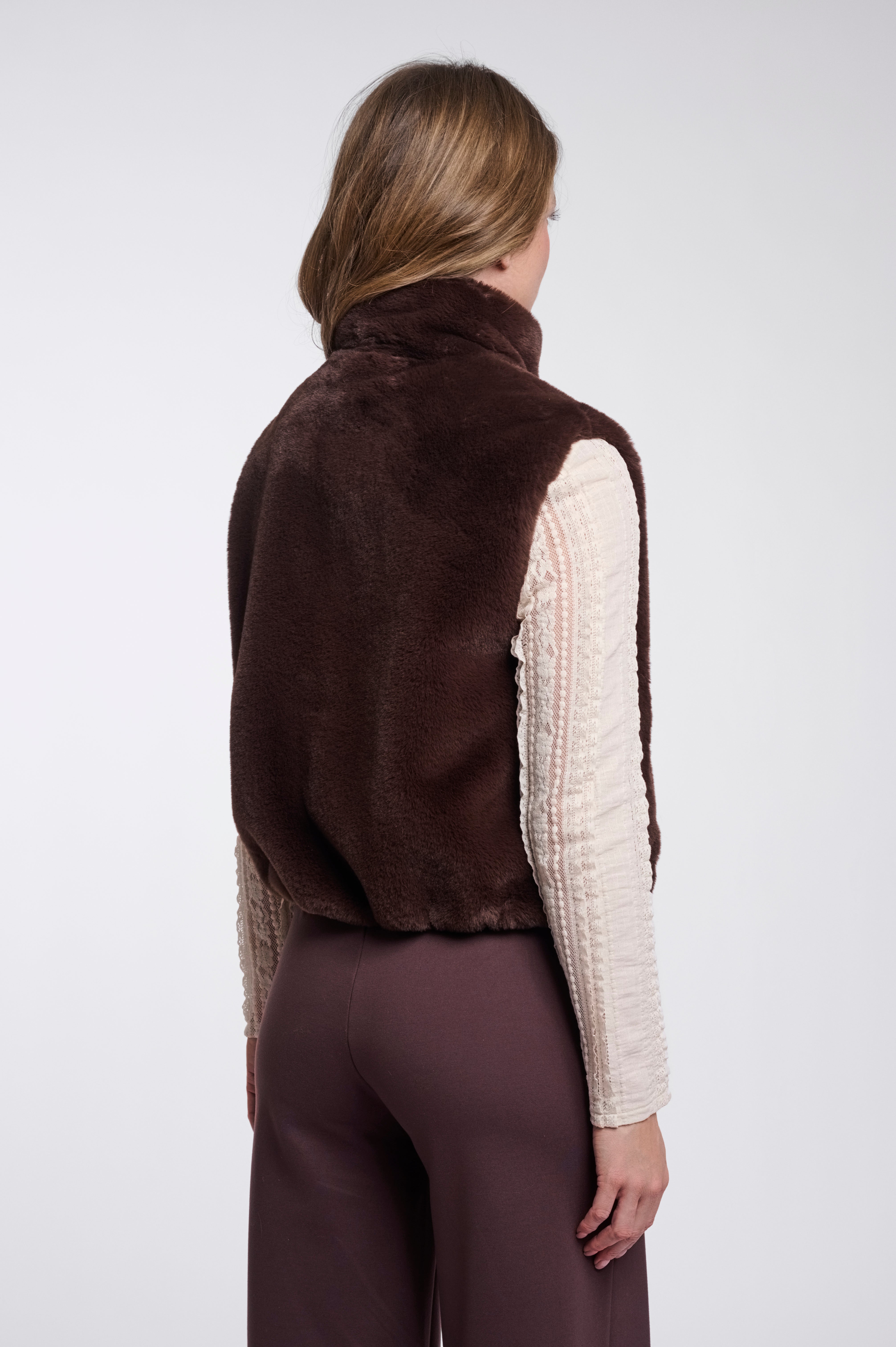 Glamouröser Komfort: Deine neue Weste in seidiger Faux-Fur-Optik