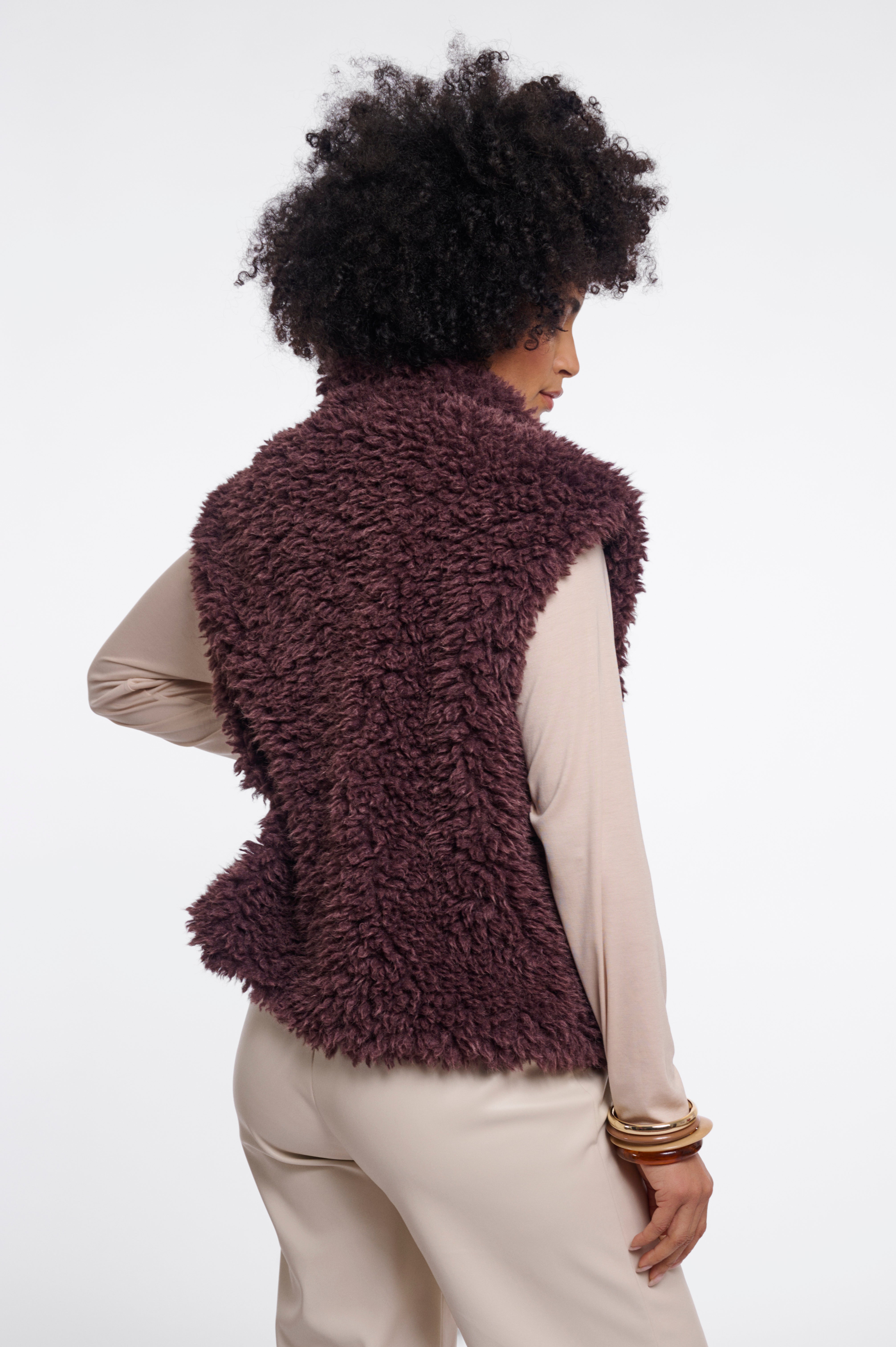 Kuscheliger Layering-Traum: Deine neue Weste in Teddy-Optik
