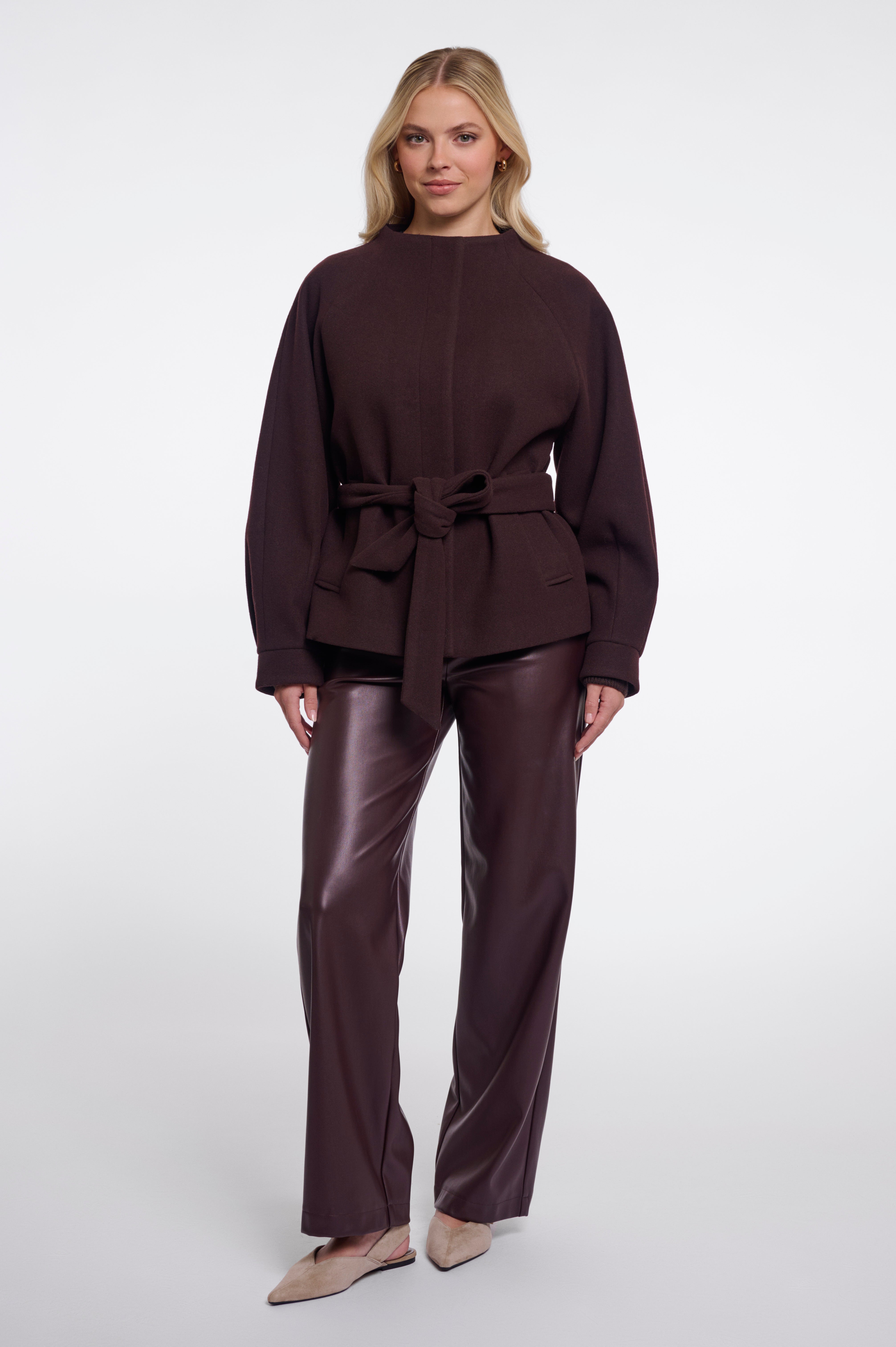 Minimalistische Eleganz: Deine neue Kurzjacke mit Bindegürtel