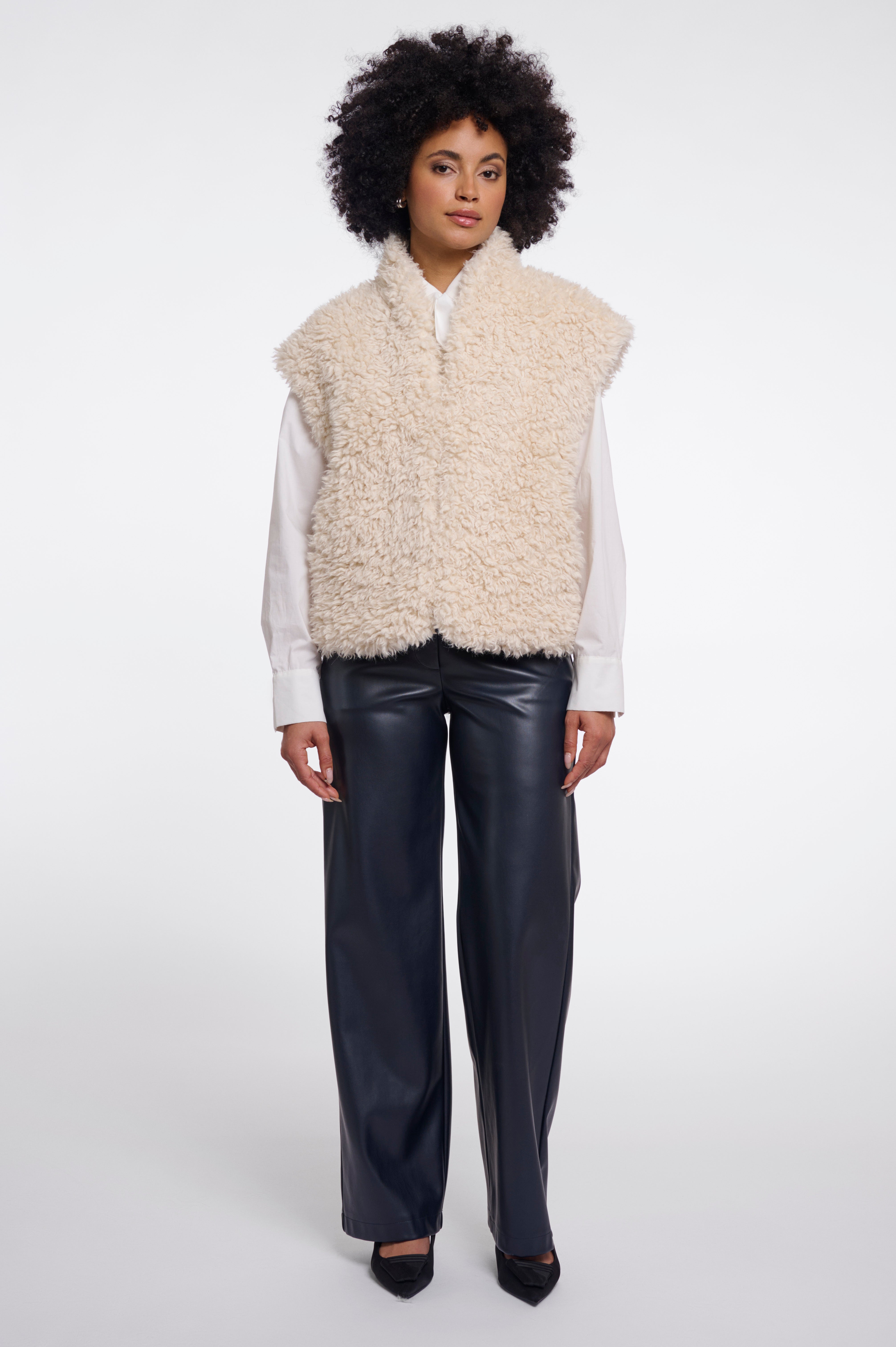 Kuscheliger Layering-Traum: Deine neue Weste in Teddy-Optik