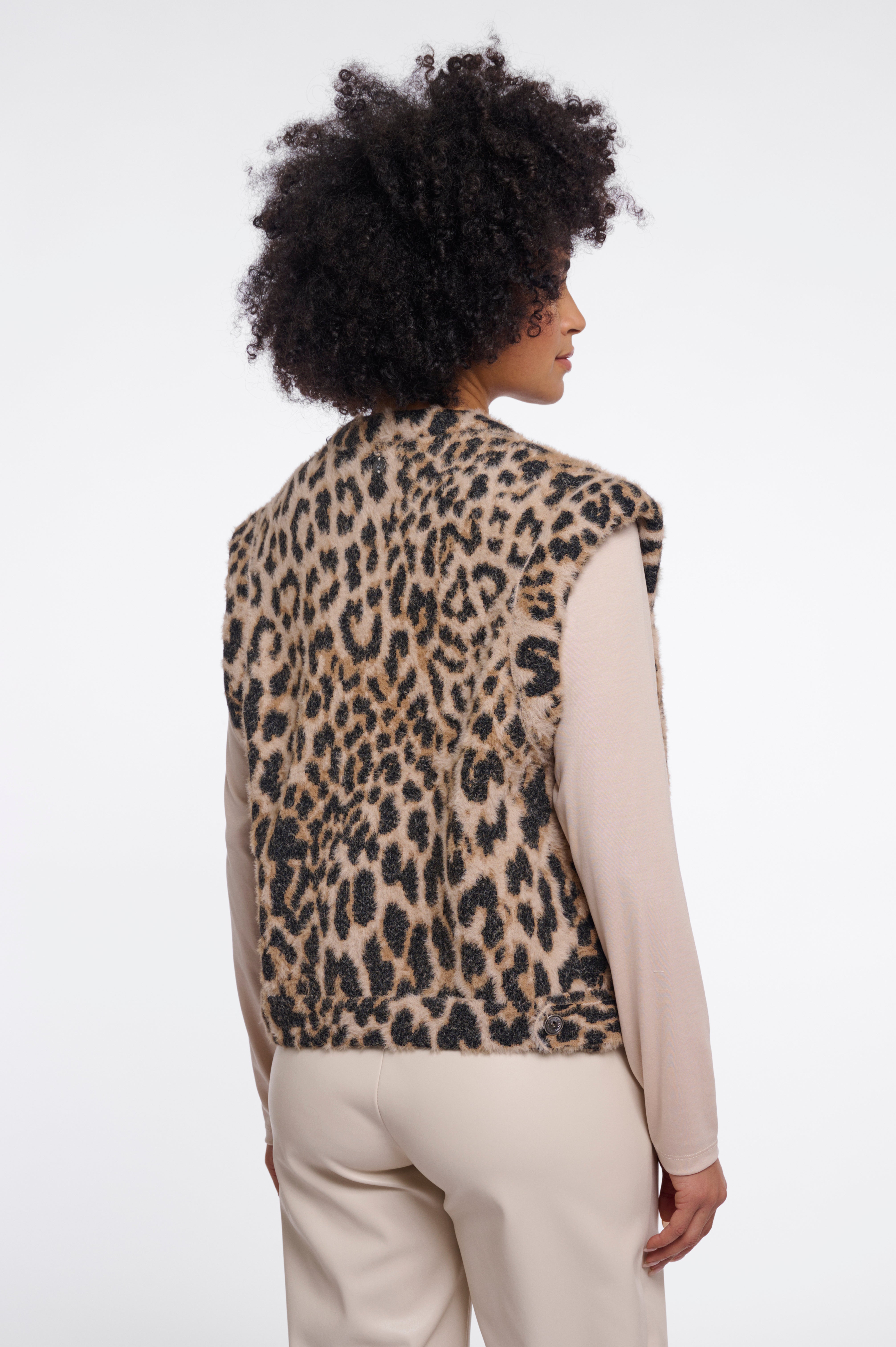 Wilder Chic: Die Weste im Leo-Look