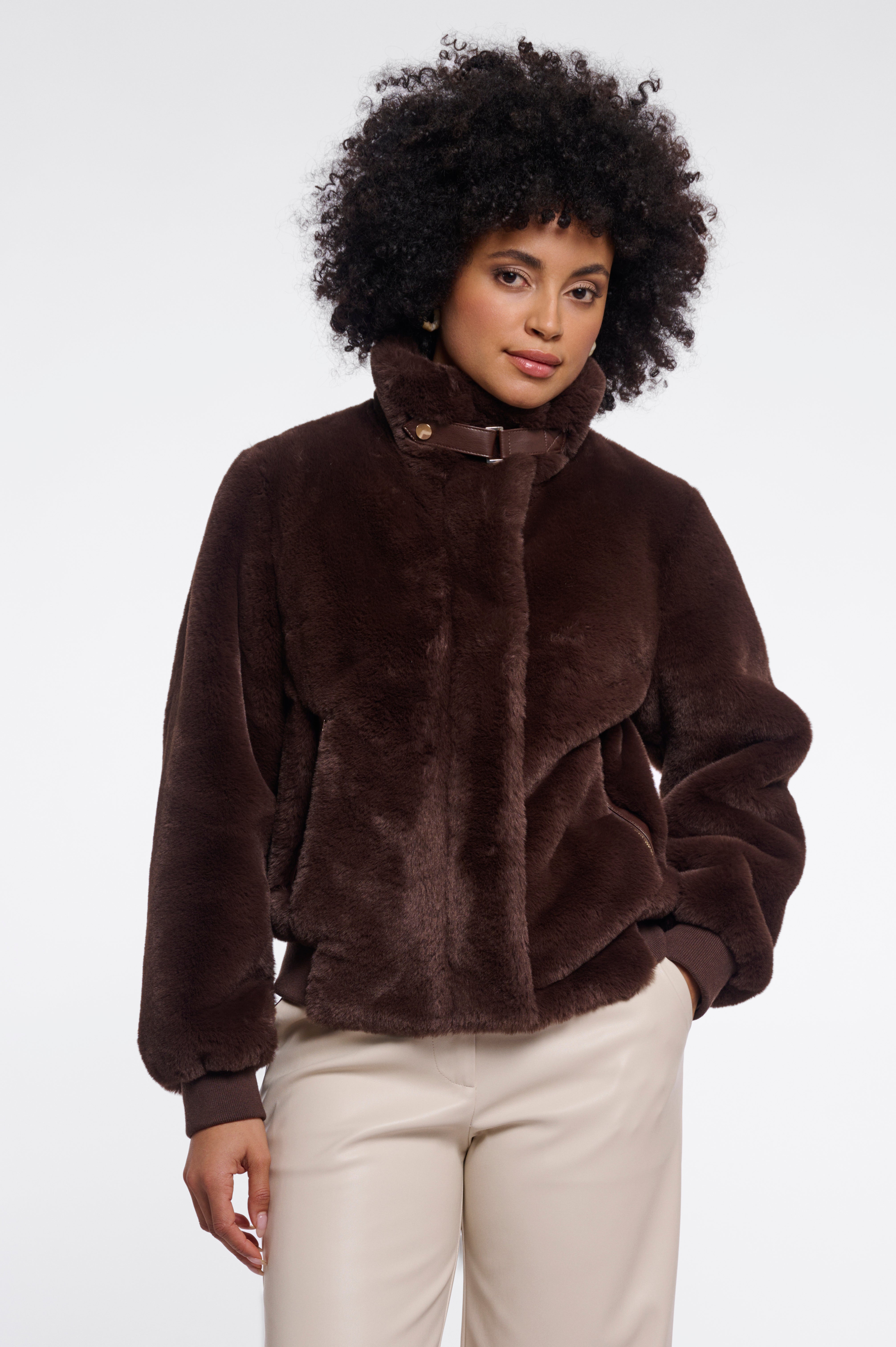 Sportive Eleganz: Deine neue Bomberjacke in Faux-Fur-Optik