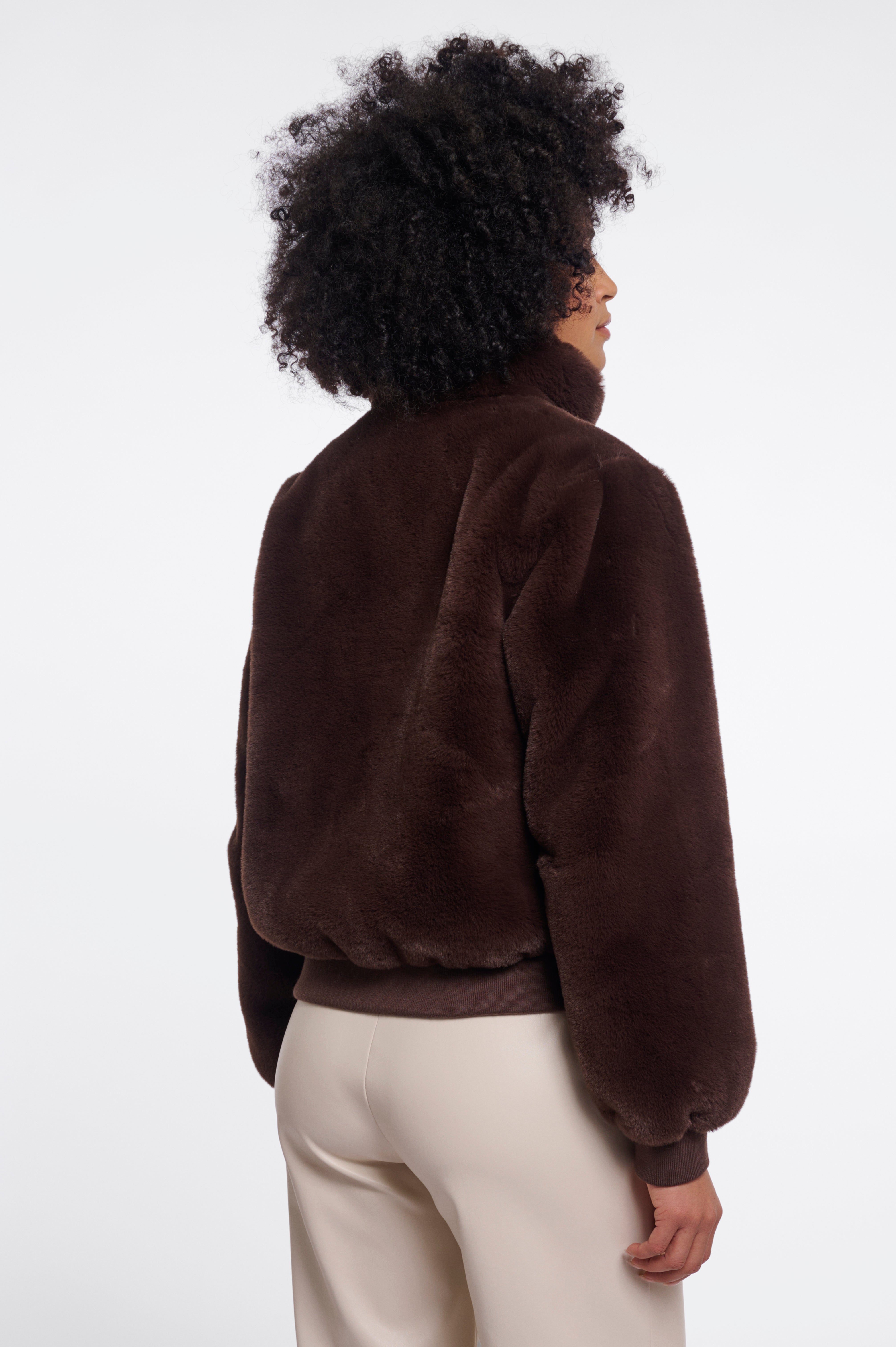 Sportive Eleganz: Deine neue Bomberjacke in Faux-Fur-Optik