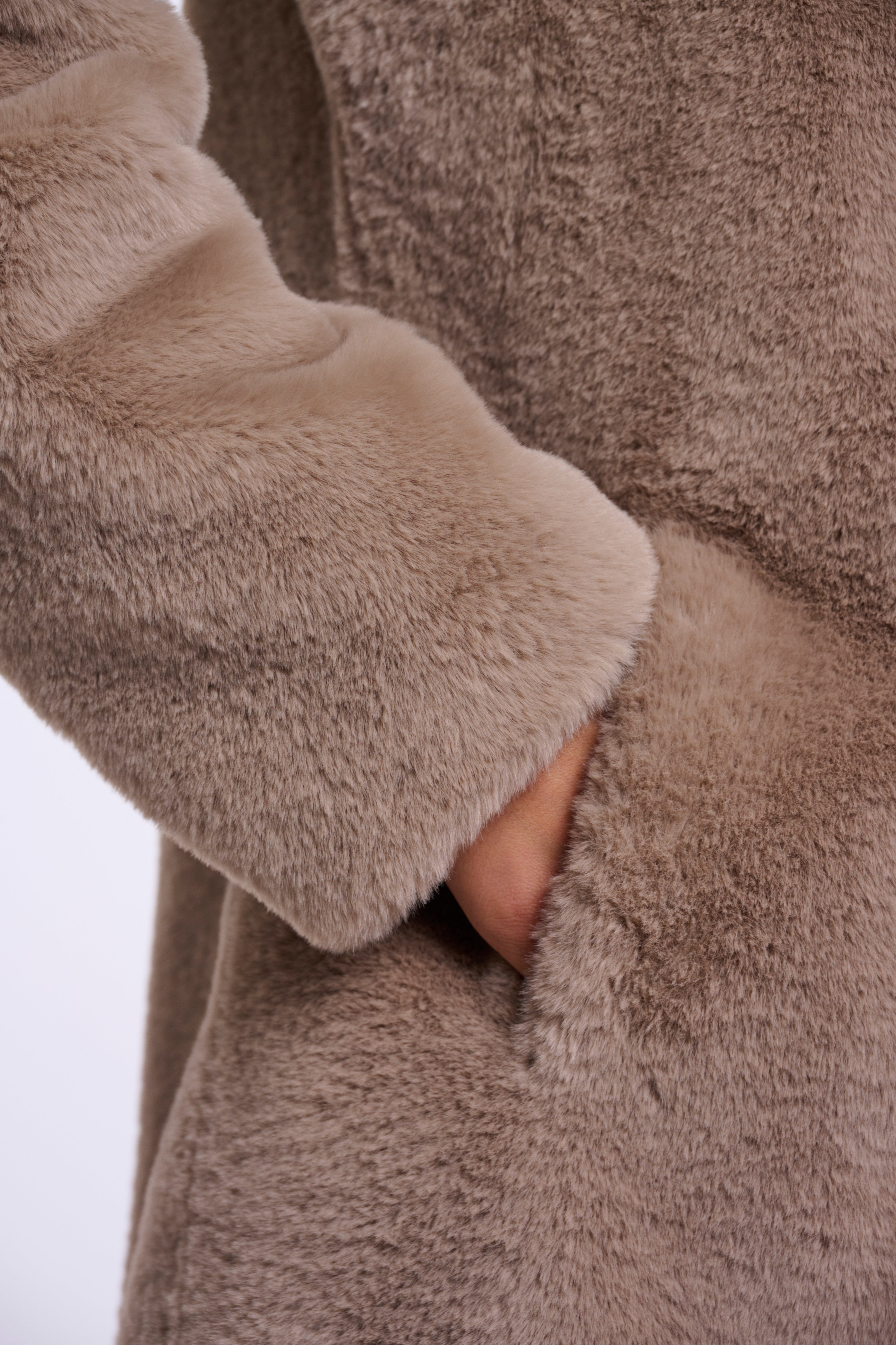 Zeitlose Eleganz im Langformat: Dein neuer Faux-Fur-Mantel