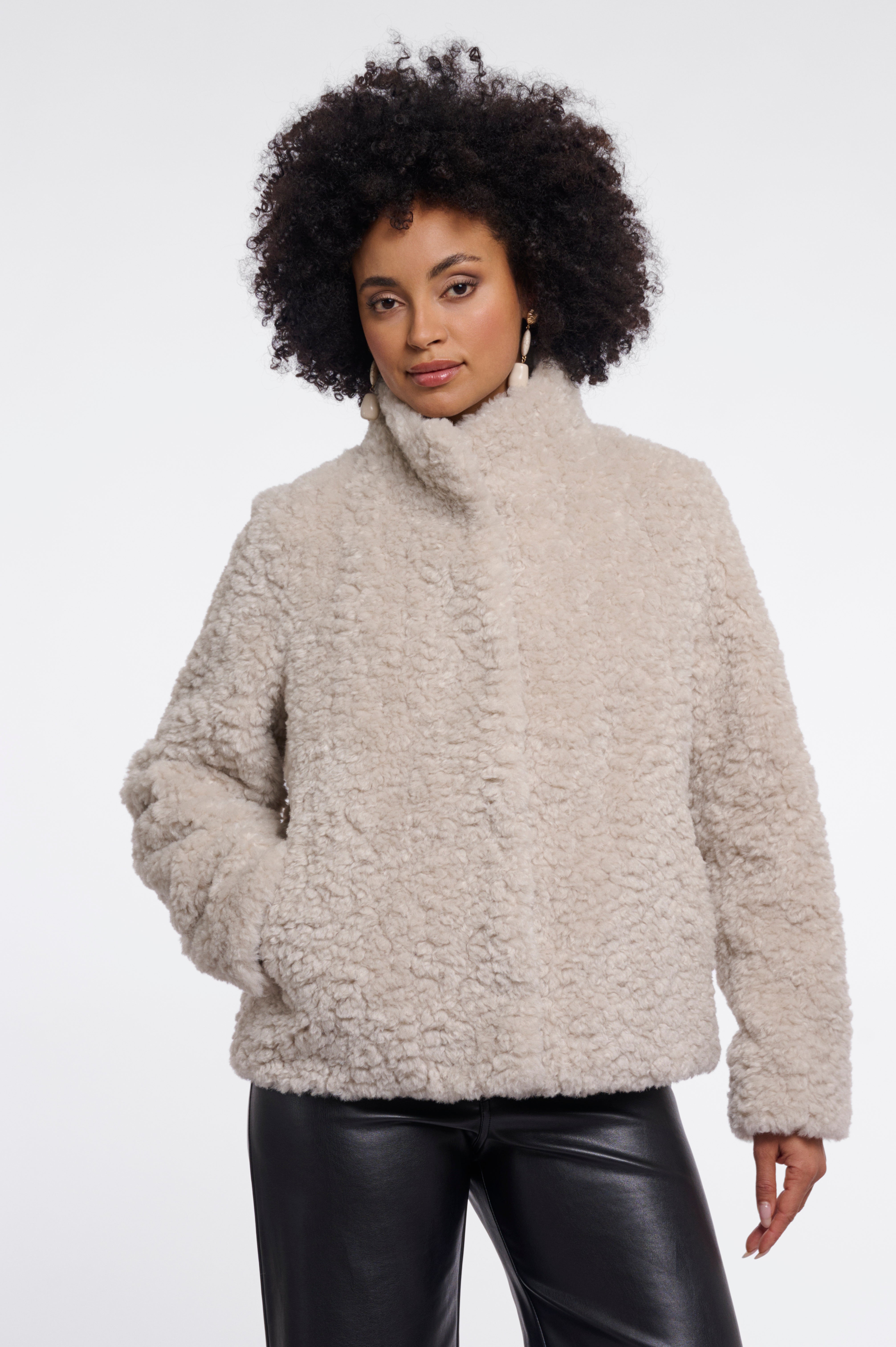 Kuscheliger Statement-Style: Deine neue Jacke in Curly-Teddy-Optik