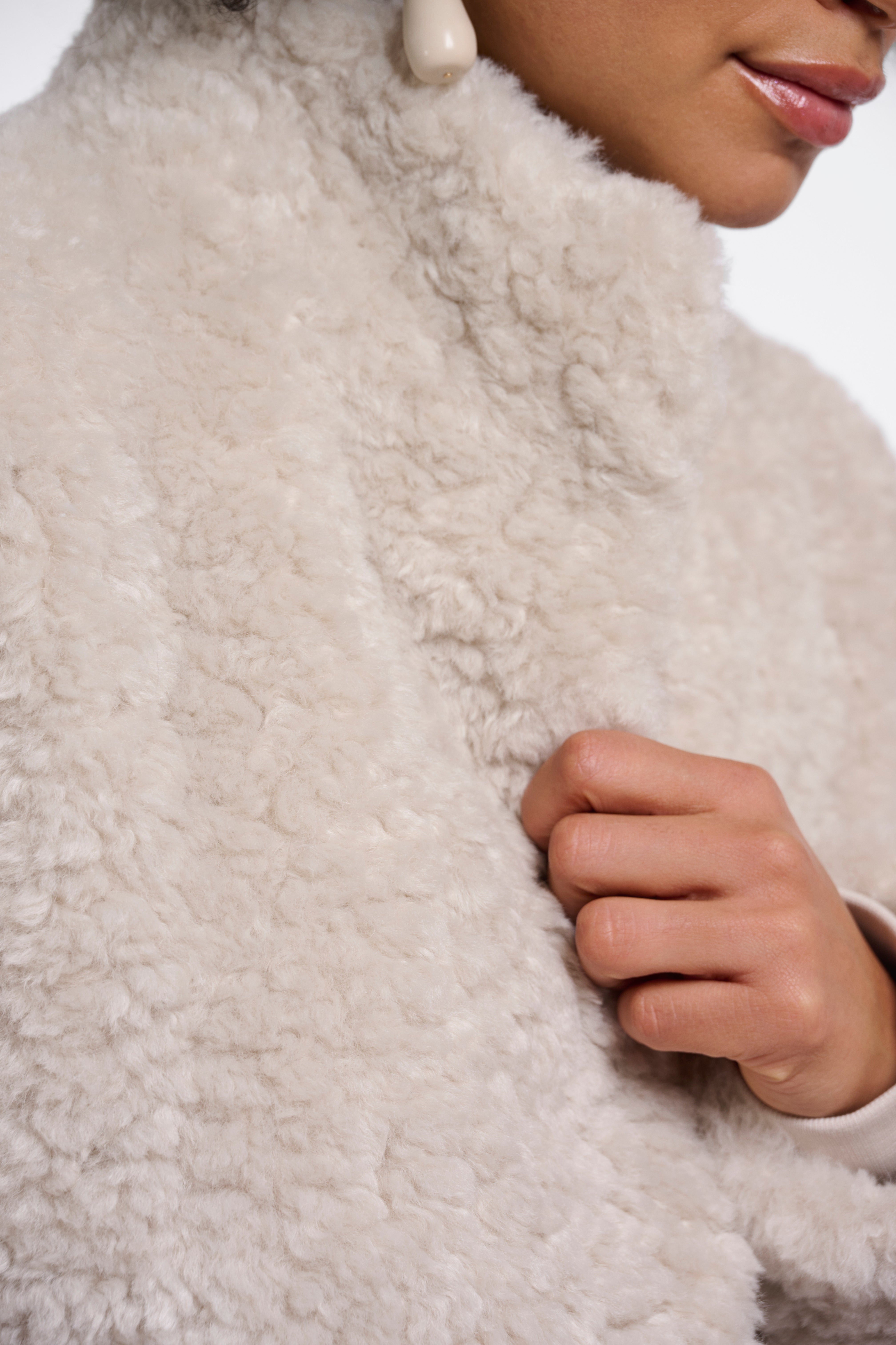 Kuscheliger Statement-Style: Deine neue Jacke in Curly-Teddy-Optik
