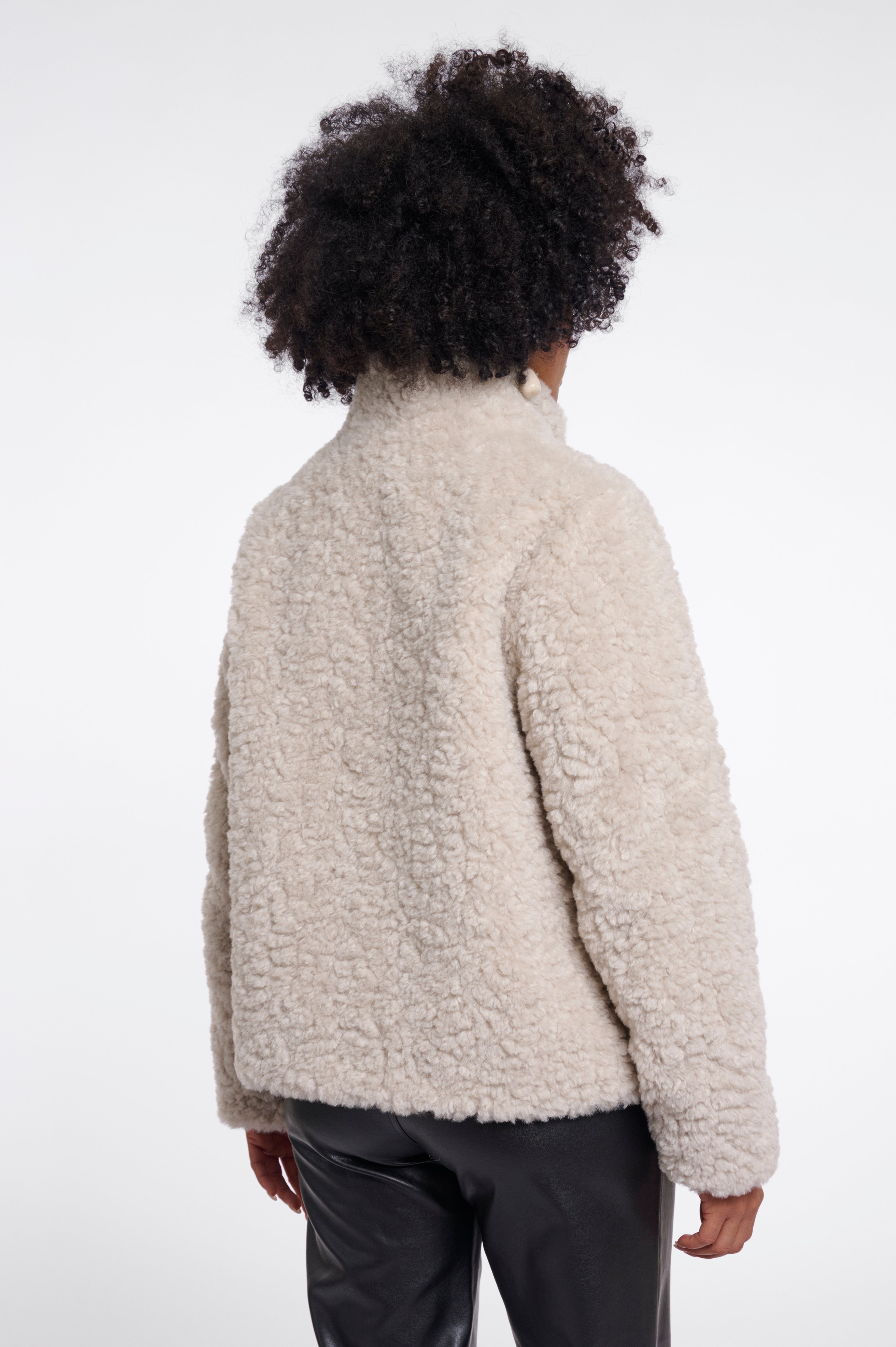 Kuscheliger Statement-Style: Deine neue Jacke in Curly-Teddy-Optik