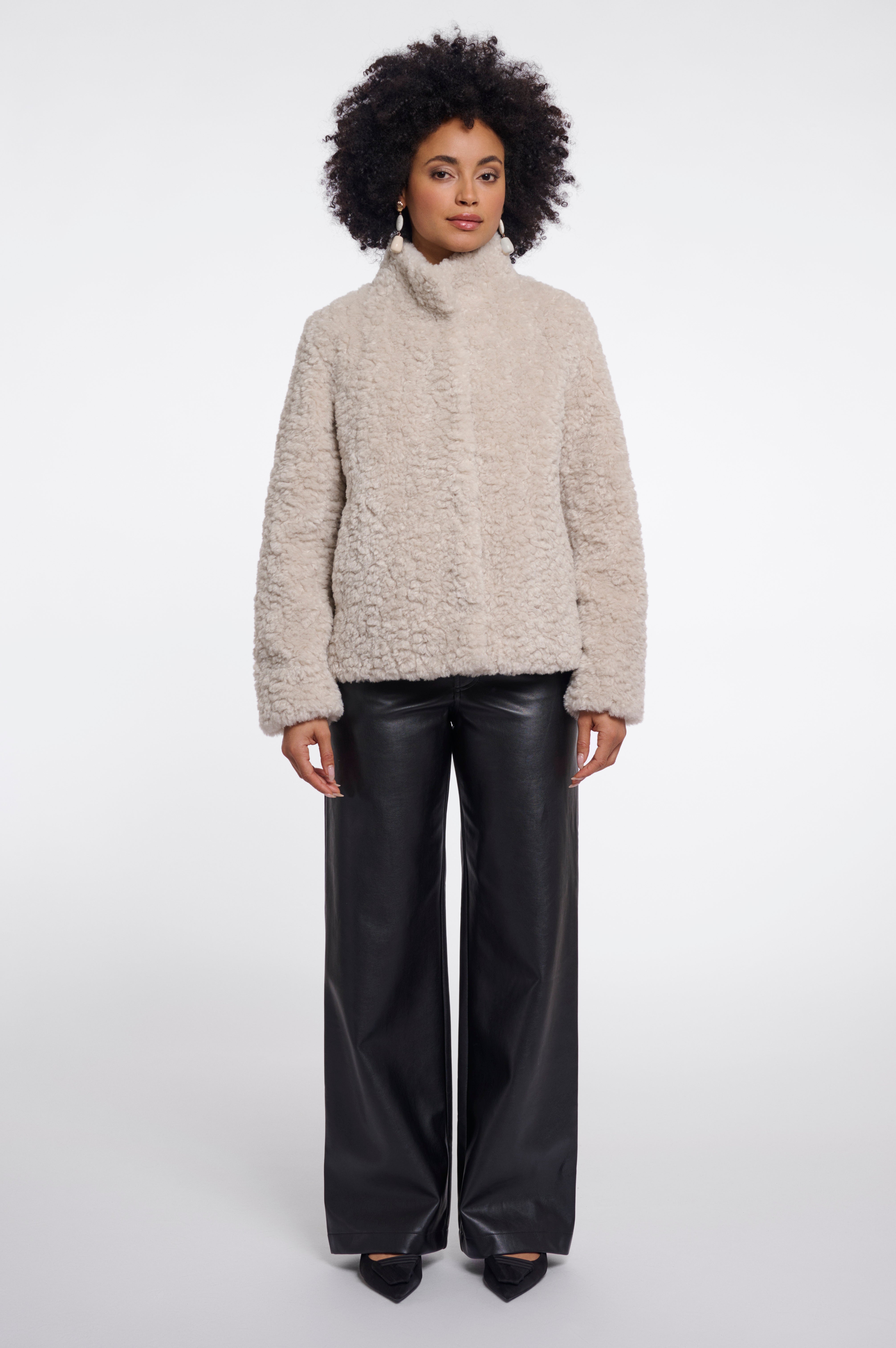 Kuscheliger Statement-Style: Deine neue Jacke in Curly-Teddy-Optik