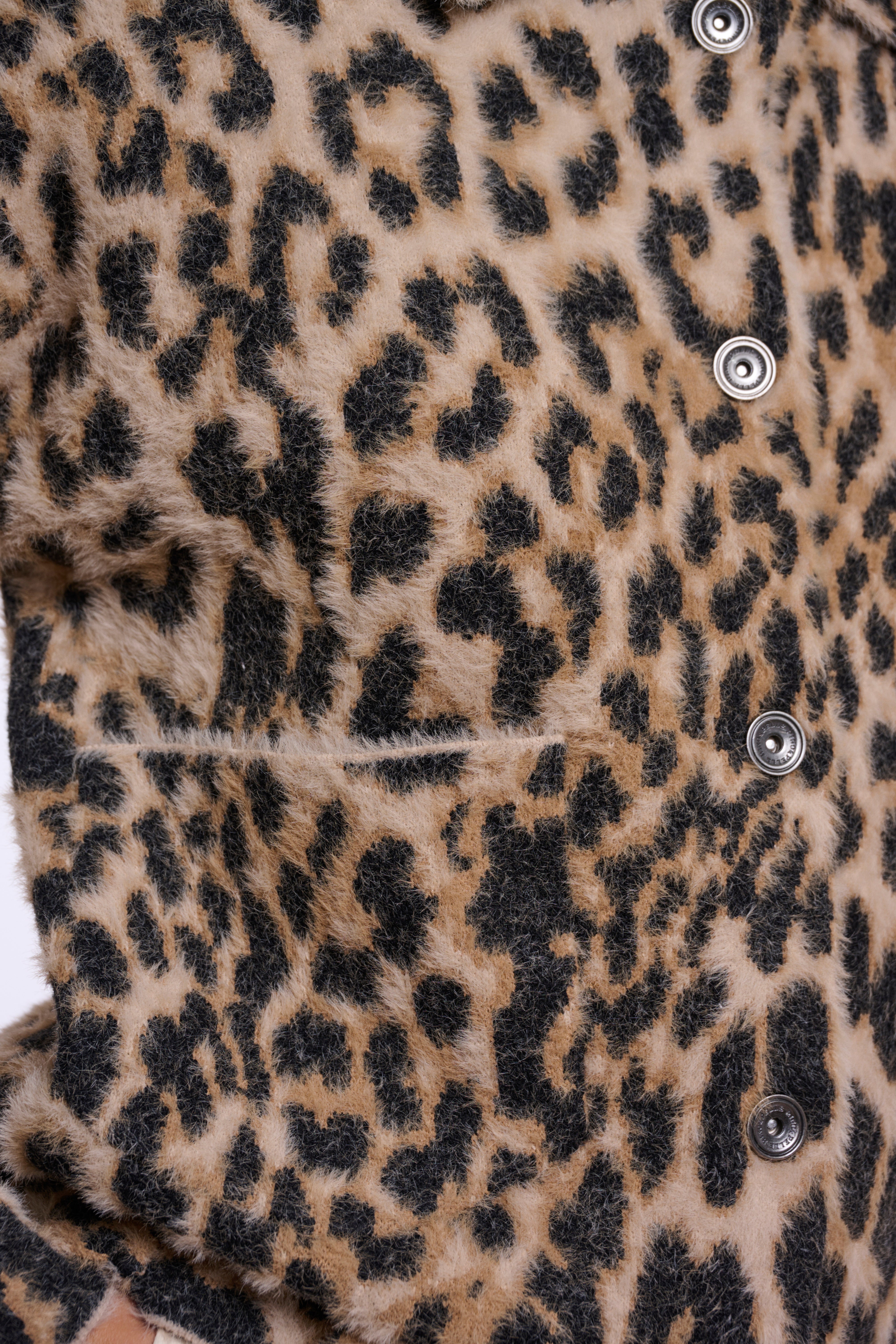 Wilder Chic: Deine neue Jacke im Leo-Look