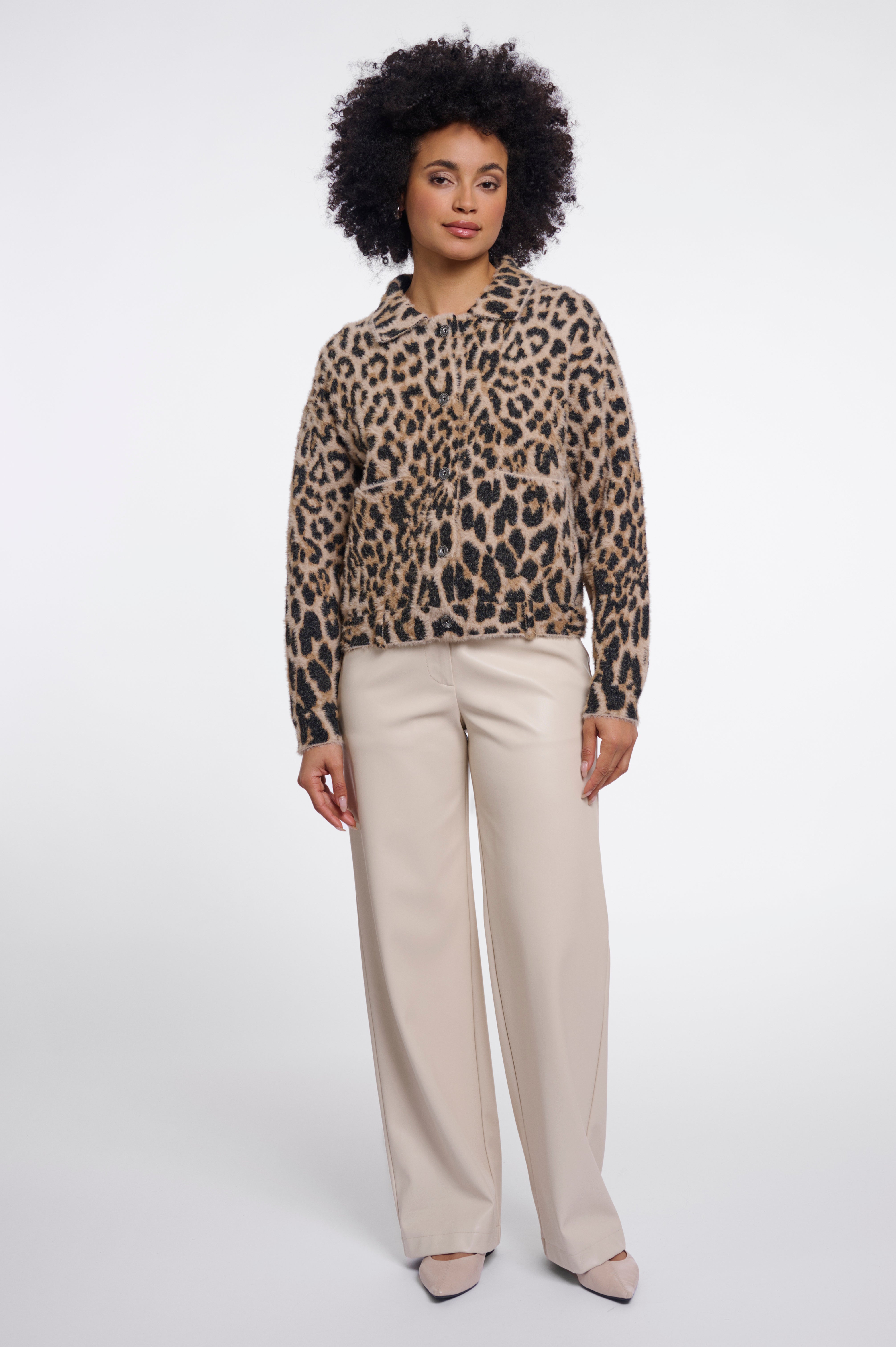 Wilder Chic: Deine neue Jacke im Leo-Look