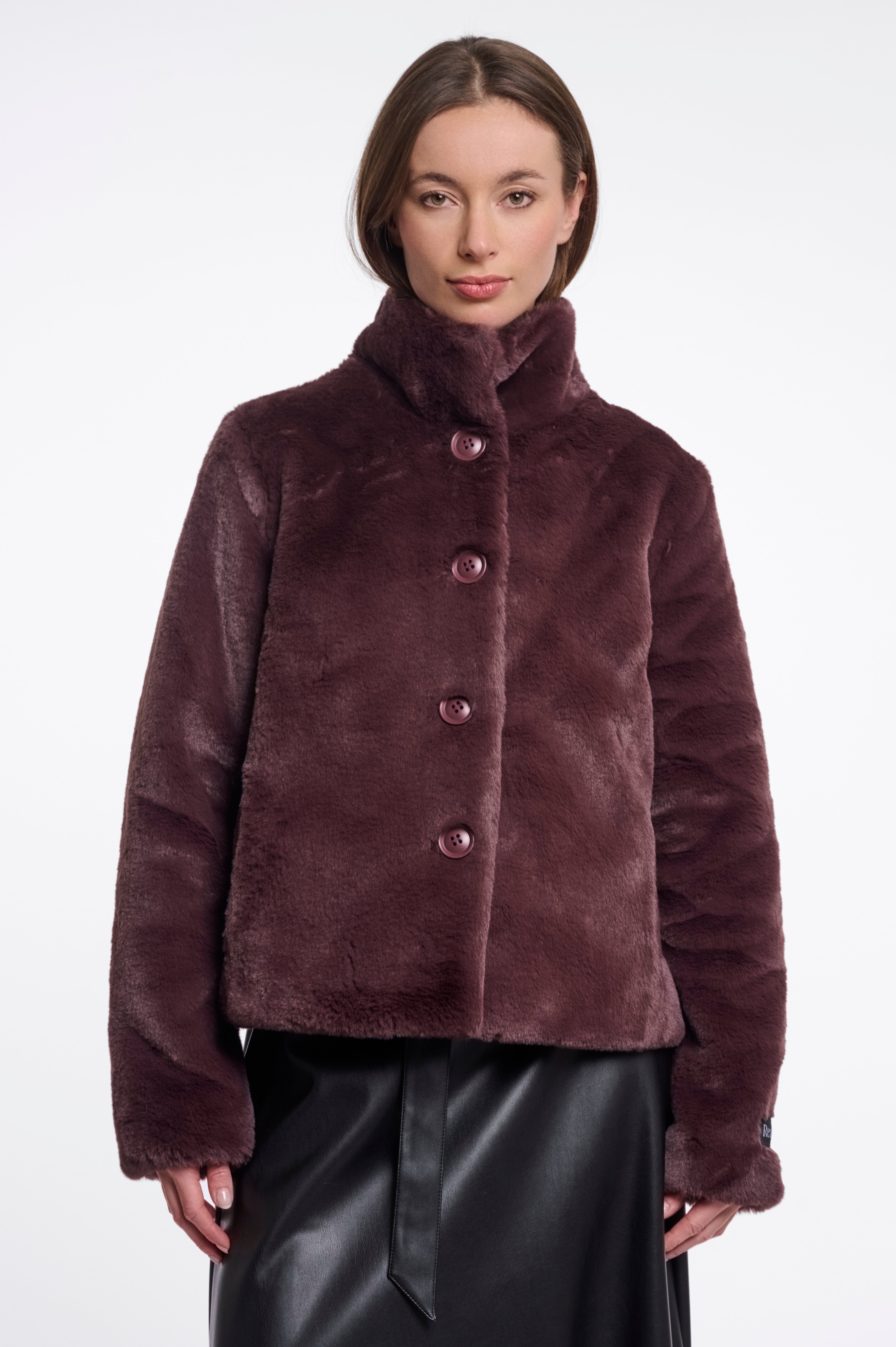Klassischer Teddy-Chic: Deine neue Kurzjacke mit markanten Knöpfen